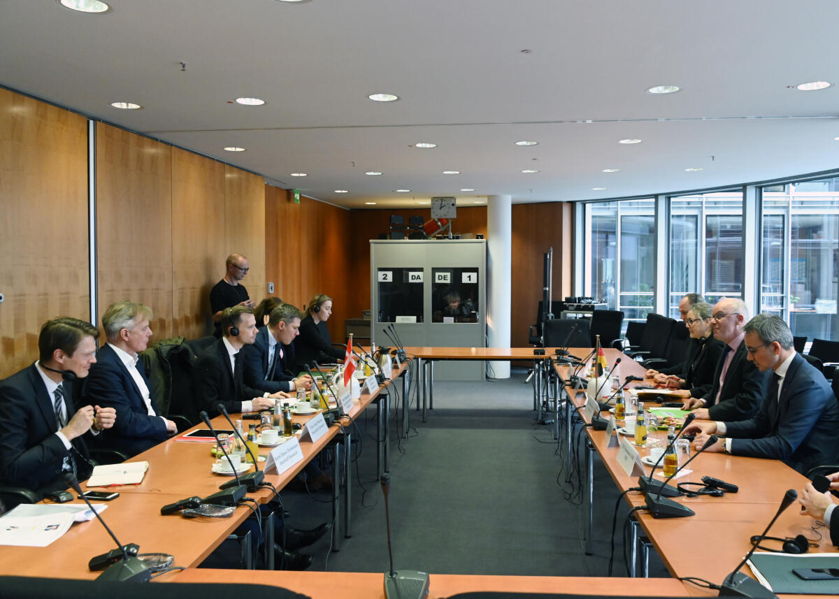 Dr. Matthias Bartke, (2.v.re), SPD, Vorsitzender des Ausschusses des Deutschen Bundestages für Arbeit und Soziales, empfängt den Minister für Beschäftigung des Königreiches Dänemark, Peter Hummelgaard, (3.v.li), im Namen des Ausschusses und mit Beteiligung zahlreicher Bundestags- und Ausschussmitglieder, zu einem Gespräch.; Übersicht. Bartke, Matthias; Hummelgaard, Peter Dr. Matthias Bartke, (2.v.re), SPD, Vorsitzender des Ausschusses des Deutschen Bundestages für Arbeit und Soziales, empfängt den Minister für Beschäftigung des Königreiches Dänemark, Peter Hummelgaard, (3.v.li), im Namen des Ausschusses und mit Beteiligung zahlreicher Bundestags- und Ausschussmitglieder, zu einem Gespräch.; Übersicht.