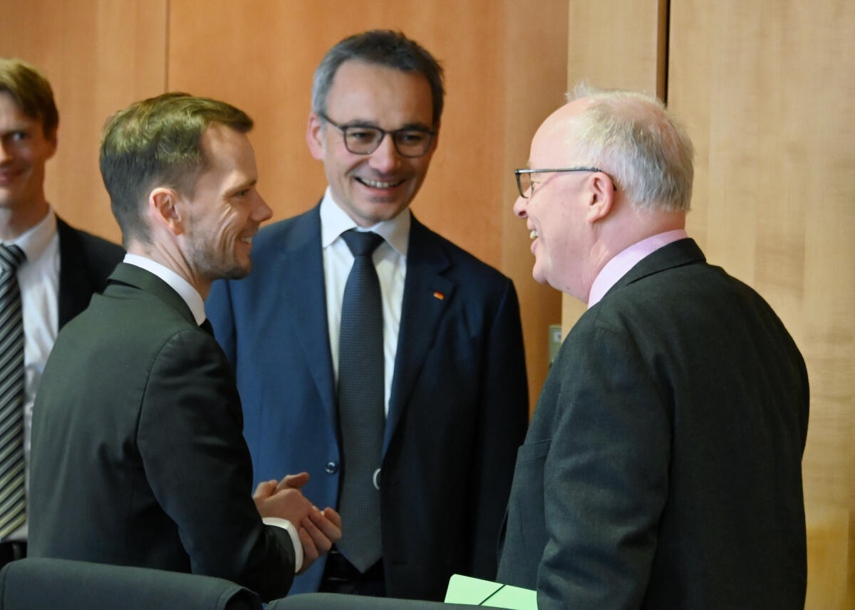 Bartke, Matthias; Hummelgaard, Peter; Oellers, Wilfried Dr. Matthias Bartke, (re), SPD, Vorsitzender des Ausschusses des Deutschen Bundestages für Arbeit und Soziales, empfängt den Minister für Beschäftigung des Königreiches Dänemark, Peter Hummelgaard, (li), im Namen des Ausschusses und mit Beteiligung zahlreicher Bundestags- und Ausschussmitglieder, zu einem Gespräch. In der Mitte: Wilfried Oellers, CDU/CSU.; Begrüßung.