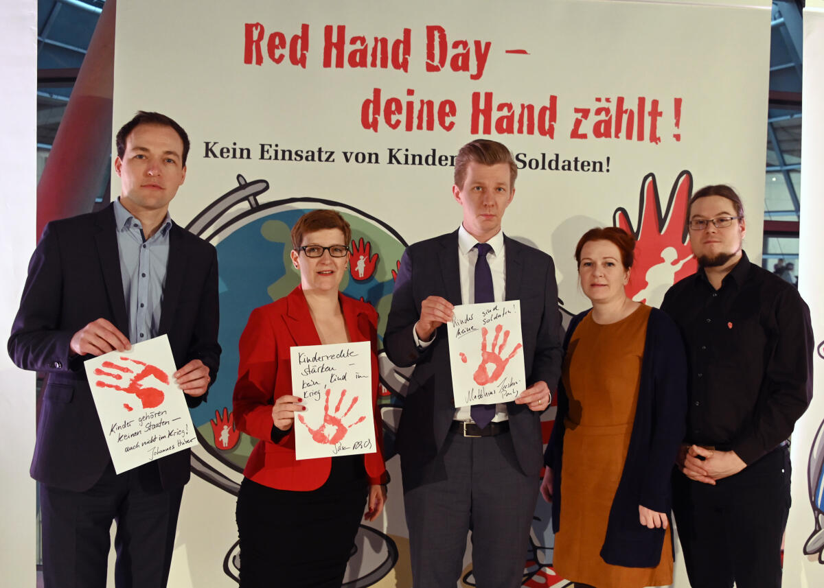 Der Unterausschuss des Deutschen Bundestages Kommission zur Wahrnehmung der Belange der Kinder, KiKO, Kinderkommission, hat zur Aktion Red Hand Day, Rote Hand, gegen den Einsatz von Kindersoldaten, Kindern und Jugendlichen in Kriegen, eingeladen. Zahlreiche Bundestagsabgeordnete aller Parteien, und die Bundesministerin für Familie, Senioren, Frauen und Jugend, Dr. Franziska Giffey, SPD, nehmen an der Veranstaltung teil. Hier die Mitglieder der kiKo v. li.: Daniel Huber, AfD, Susann Rüthrich, SPD, Matthias Seestern-Pauly, FDP, Katja Dörner, B90/Dir Grünen, und Norbert Müller, DIE LINKE.; Gruppenfoto. Rüthrich, Susann; Dörner, Katja; Seestern-Pauly, Matthias; Müller, Norbert; Huber, Daniel Der Unterausschuss des Deutschen Bundestages Kommission zur Wahrnehmung der Belange der Kinder, KiKO, Kinderkommission, hat zur Aktion Red Hand Day, Rote Hand, gegen den Einsatz von Kindersoldaten, Kindern und Jugendlichen in Kriegen, eingeladen. Zahlreiche Bundestagsabgeordnete aller Parteien, und die Bundesministerin für Familie, Senioren, Frauen und Jugend, Dr. Franziska Giffey, SPD, nehmen an der Veranstaltung teil. Hier die Mitglieder der kiKo v. li.: Daniel Huber, AfD, Susann Rüthrich, SPD, Matthias Seestern-Pauly, FDP, Katja Dörner, B90/Dir Grünen, und Norbert Müller, DIE LINKE.; Gruppenfoto.