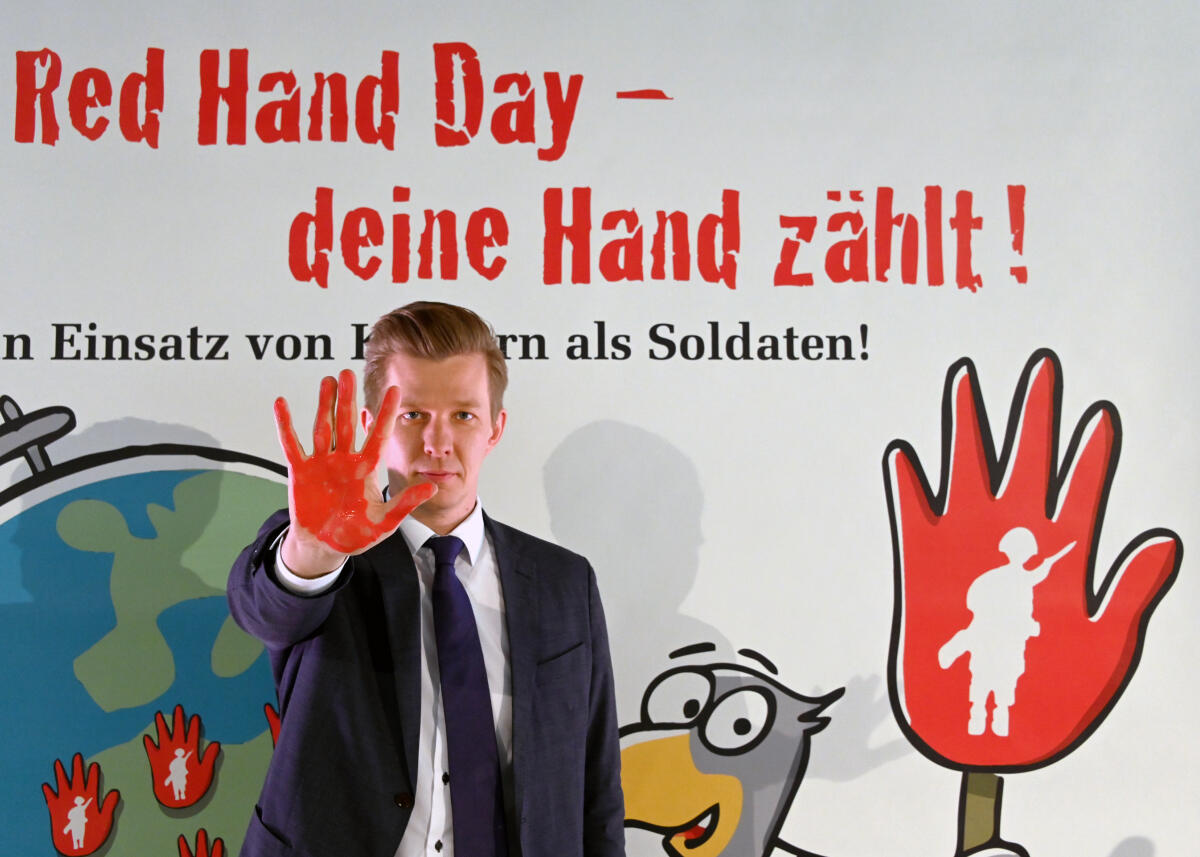 Der Unterausschuss des Deutschen Bundestages Kommission zur Wahrnehmung der Belange der Kinder, KiKO, Kinderkommission, hat zur Aktion Red Hand Day, Rote Hand, gegen den Einsatz von Kindersoldaten, Kindern und Jugendlichen in Kriegen, eingeladen. Zahlreiche Bundestagsabgeordnete aller Parteien, und die Bundesministerin für Familie, Senioren, Frauen und Jugend, Dr. Franziska Giffey, SPD, nehmen an der Veranstaltung teil. Hier im Bild. Matthias Seestern-Pauly, FDP. Seestern-Pauly, Matthias Der Unterausschuss des Deutschen Bundestages Kommission zur Wahrnehmung der Belange der Kinder, KiKO, Kinderkommission, hat zur Aktion Red Hand Day, Rote Hand, gegen den Einsatz von Kindersoldaten, Kindern und Jugendlichen in Kriegen, eingeladen. Zahlreiche Bundestagsabgeordnete aller Parteien, und die Bundesministerin für Familie, Senioren, Frauen und Jugend, Dr. Franziska Giffey, SPD, nehmen an der Veranstaltung teil. Hier im Bild. Matthias Seestern-Pauly, FDP.