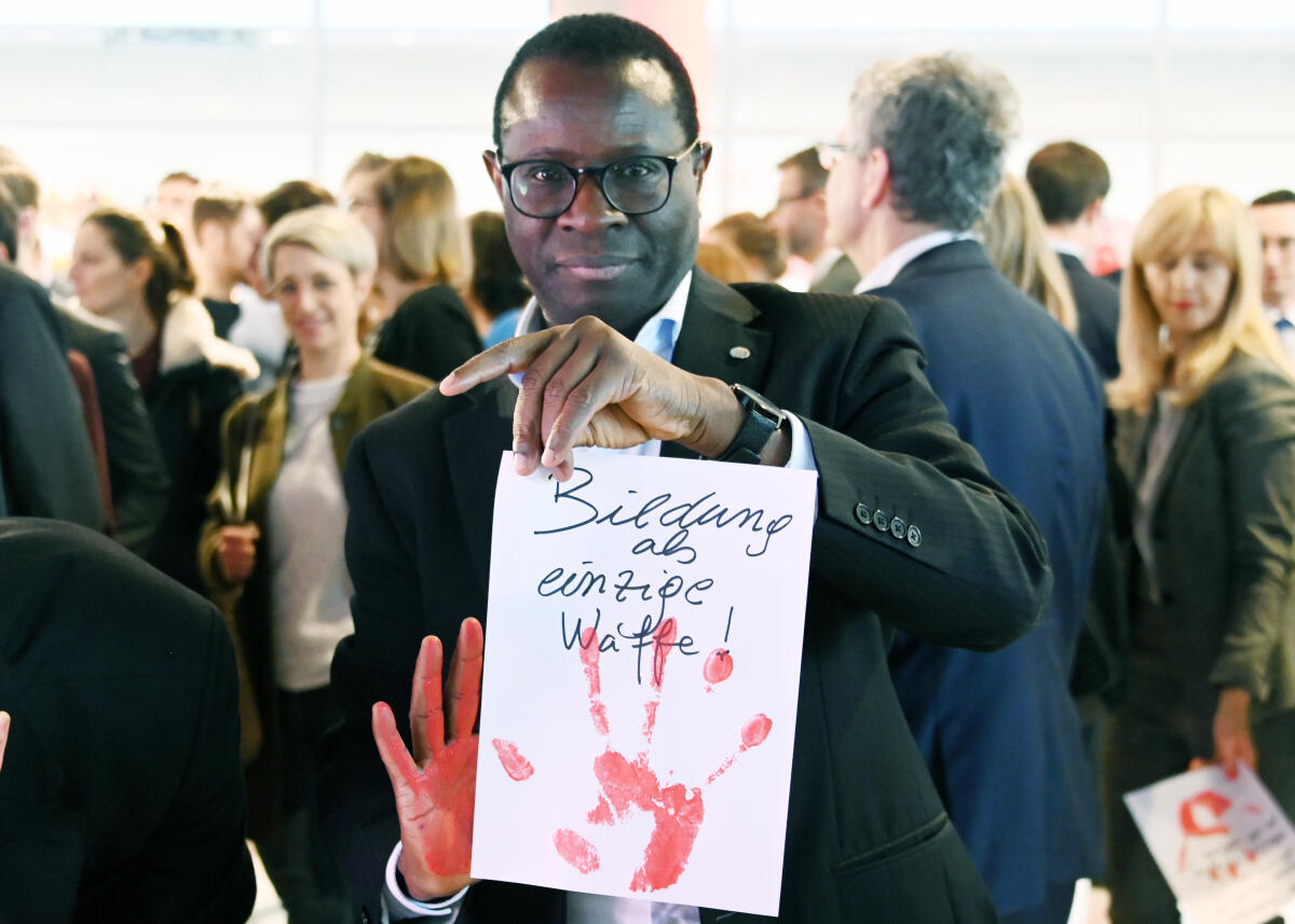 Diaby, Karamba Der Unterausschuss des Deutschen Bundestages Kommission zur Wahrnehmung der Belange der Kinder, KiKO, Kinderkommission, hat zur Aktion Red Hand Day, Rote Hand, gegen den Einsatz von Kindersoldaten, Kindern und Jugendlichen in Kriegen, eingeladen. Zahlreiche Bundestagsabgeordnete aller Parteien, und die Bundesministerin für Familie, Senioren, Frauen und Jugend, Dr. Franziska Giffey, SPD, nehmen an der Veranstaltung teil. Hier im Bild: Dr. Karamba Diaby, SPD.