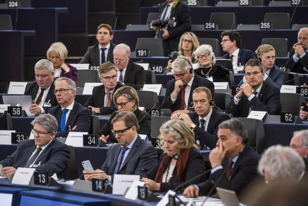 Die Deutsch-Französische Parlamentarische Versammlung (DFPV) tagt am 5. und 6. Februar im Europäischen Parlament, Gebäude Louise Weiss, in Straßburg. Im Mittelpunkt steht eine Befragung der Verteidigungsministerinnen der beiden Länder. Außerdem sollen Beschlüsse zum grenzüberschreitenden Verkehr, zur Harmonisierung des Wirtschaftsrechts und zur europäischen Klimapolitik getroffen werden.; Blick in den Saal. Die Deutsch-Französische Parlamentarische Versammlung (DFPV) tagt am 5. und 6. Februar im Europäischen Parlament, Gebäude Louise Weiss, in Straßburg. Im Mittelpunkt steht eine Befragung der Verteidigungsministerinnen der beiden Länder. Außerdem sollen Beschlüsse zum grenzüberschreitenden Verkehr, zur Harmonisierung des Wirtschaftsrechts und zur europäischen Klimapolitik getroffen werden.; Blick in den Saal.