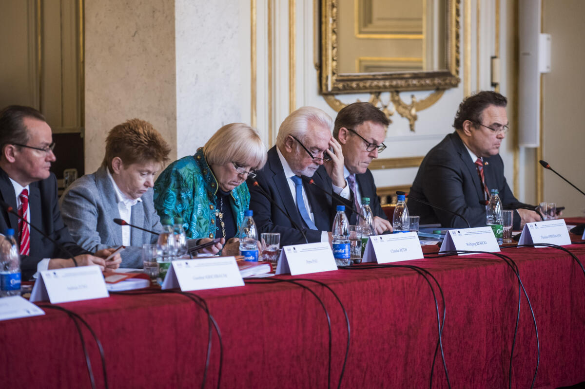 Am 5. Februar 2020 kommen die Präsidien des Deutschen Bundestages und der Assemblée nationale in der Präfektur, Departement Bas-Rhin, zusammen, um zum Thema "Wie gestaltet sich die deutsch-französische Zusammenarbeit nach der Erneuerung der europäischen Institutionen und welche Rolle spielen dabei die nationalen Parlamente?" zu debattieren.; An den Beratungen nehmen für den Bundestag ebenso die Vizepräsidenten (v.r.n.l.) Dr. Hans-Peter Friedrich (CDU/CSU), Thomas Oppermann (SPD), Wolfgang Kubicki (FDP), Claudia Roth (Bündnis 90/Die Grünen) und Petra Pau (Die Linke) teil, sowie der Vorsitzende des EU-Ausschusses Gunther Krichbaum (CDU/CSU), (links). Krichbaum, Gunther; Pau, Petra; Roth, Claudia; Kubicki, Wolfgang; Oppermann, Thomas; Friedrich, Hans-Peter Am 5. Februar 2020 kommen die Präsidien des Deutschen Bundestages und der Assemblée nationale in der Präfektur, Departement Bas-Rhin, zusammen, um zum Thema "Wie gestaltet sich die deutsch-französische Zusammenarbeit nach der Erneuerung der europäischen Institutionen und welche Rolle spielen dabei die nationalen Parlamente?" zu debattieren.; An den Beratungen nehmen für den Bundestag ebenso die Vizepräsidenten (v.r.n.l.) Dr. Hans-Peter Friedrich (CDU/CSU), Thomas Oppermann (SPD), Wolfgang Kubicki (FDP), Claudia Roth (Bündnis 90/Die Grünen) und Petra Pau (Die Linke) teil, sowie der Vorsitzende des EU-Ausschusses Gunther Krichbaum (CDU/CSU), (links).