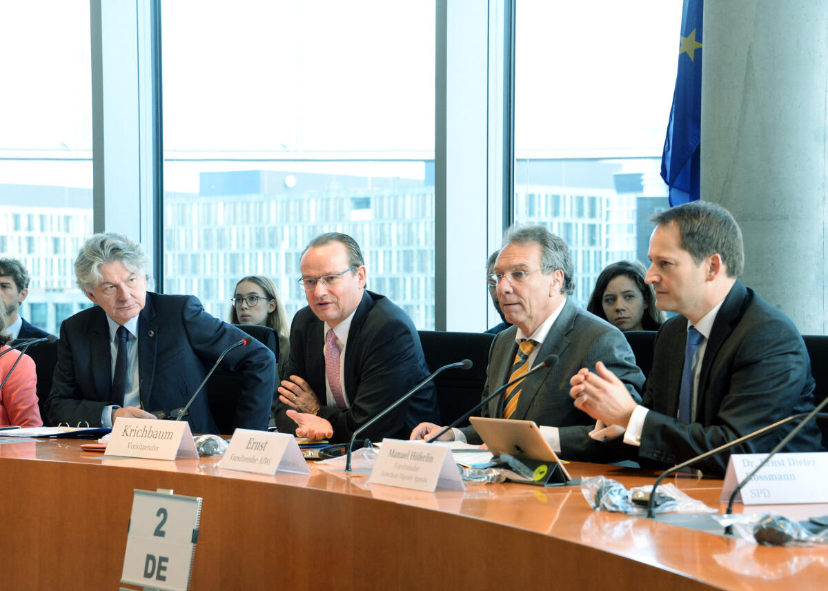 Die Bundestagsausschüsse für die Angelegenheiten der Europäischen Union, für Wirtschaft und Energie, und Digitale Agenda haben unter der Leitung ihrer Vorsitzenden, Gunther Krichbaum, (2.v.li), CDU/CSU, (für den EU-Ausschuss), Klaus Ernst, (2.v.re), DIE LINKE, (für den Wirtschaftsausschuss), und Manuel Höferlin, (re), FDP, (für Digitales), eine gemeinsame Sitzung und ein gemeinsames Gespräch mit dem EU-Kommissar für Binnenmarkt, Thierry Breton, (li). Krichbaum, Gunther; Ernst, Klaus; Höferlin, Manuel; Breton, Thierry Die Bundestagsausschüsse für die Angelegenheiten der Europäischen Union, für Wirtschaft und Energie, und Digitale Agenda haben unter der Leitung ihrer Vorsitzenden, Gunther Krichbaum, (2.v.li), CDU/CSU, (für den EU-Ausschuss), Klaus Ernst, (2.v.re), DIE LINKE, (für den Wirtschaftsausschuss), und Manuel Höferlin, (re), FDP, (für Digitales), eine gemeinsame Sitzung und ein gemeinsames Gespräch mit dem EU-Kommissar für Binnenmarkt, Thierry Breton, (li).