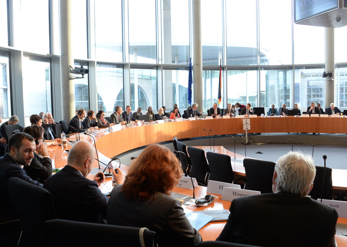 Die Bundestagsausschüsse für die Angelegenheiten der Europäischen Union, für Wirtschaft und Energie, und Digitale Agenda haben unter der Leitung ihrer Vorsitzenden, Gunther Krichbaum, CDU/CSU, (für den EU-Ausschuss), Klaus Ernst, DIE LINKE, (für den Wirtschaftsausschuss), und Manuel Höferlin, FDP, (für Digitales), eine gemeinsame Sitzung und ein gemeinsames Gespräch mit dem EU-Kommissar für Binnenmarkt, Thierry Breton.; Übersicht. Die Bundestagsausschüsse für die Angelegenheiten der Europäischen Union, für Wirtschaft und Energie, und Digitale Agenda haben unter der Leitung ihrer Vorsitzenden, Gunther Krichbaum, CDU/CSU, (für den EU-Ausschuss), Klaus Ernst, DIE LINKE, (für den Wirtschaftsausschuss), und Manuel Höferlin, FDP, (für Digitales), eine gemeinsame Sitzung und ein gemeinsames Gespräch mit dem EU-Kommissar für Binnenmarkt, Thierry Breton.; Übersicht.