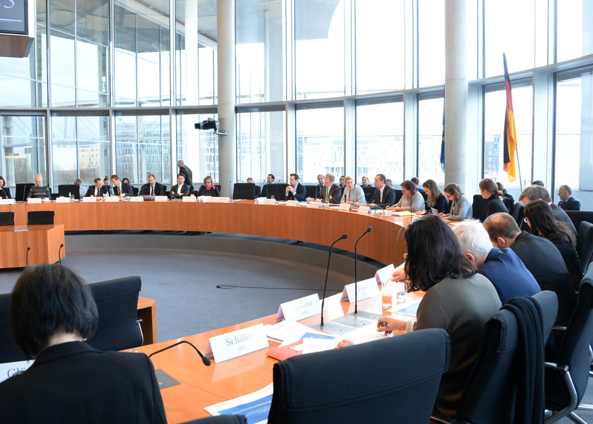 Gunther Krichbaum, (5.v.re), CDU/CSU, Vorsitzender des Ausschusses des Deutschen Bundestages für die Angelegenheiten der Europäischen Union, leitet eine Sitzung, an der die Bundesministerin für Familie, Senioren, Frauen und Jugend, Dr. Franziska Giffey, (6.v.re), SPD, teilnimmt.; Übersicht, Ministerin. Krichbaum, Gunther; Giffey, Franziska Gunther Krichbaum, (5.v.re), CDU/CSU, Vorsitzender des Ausschusses des Deutschen Bundestages für die Angelegenheiten der Europäischen Union, leitet eine Sitzung, an der die Bundesministerin für Familie, Senioren, Frauen und Jugend, Dr. Franziska Giffey, (6.v.re), SPD, teilnimmt.; Übersicht, Ministerin.
