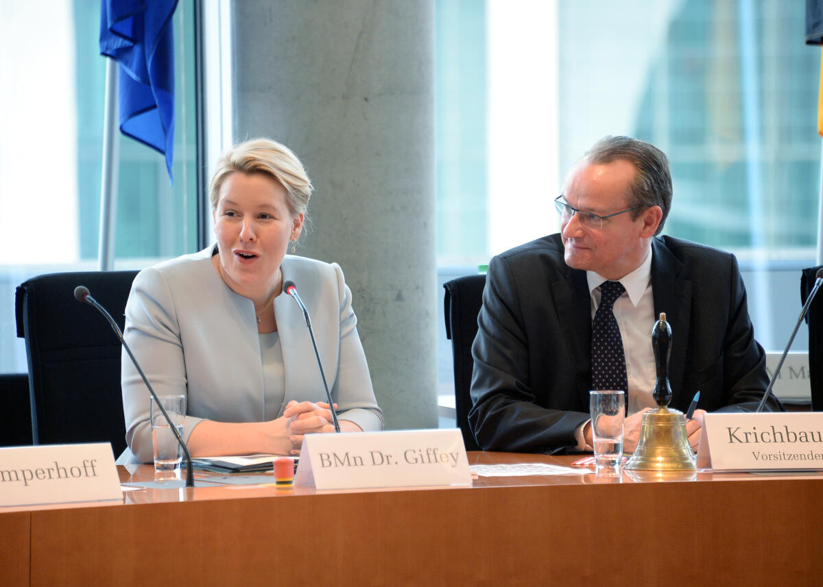 Gunther Krichbaum, CDU/CSU, Vorsitzender des Ausschusses des Deutschen Bundestages für die Angelegenheiten der Europäischen Union, leitet eine Sitzung, an der die Bundesministerin für Familie, Senioren, Frauen und Jugend, Dr. Franziska Giffey, SPD, teilnimmt. Krichbaum, Gunther; Giffey, Franziska Gunther Krichbaum, CDU/CSU, Vorsitzender des Ausschusses des Deutschen Bundestages für die Angelegenheiten der Europäischen Union, leitet eine Sitzung, an der die Bundesministerin für Familie, Senioren, Frauen und Jugend, Dr. Franziska Giffey, SPD, teilnimmt.