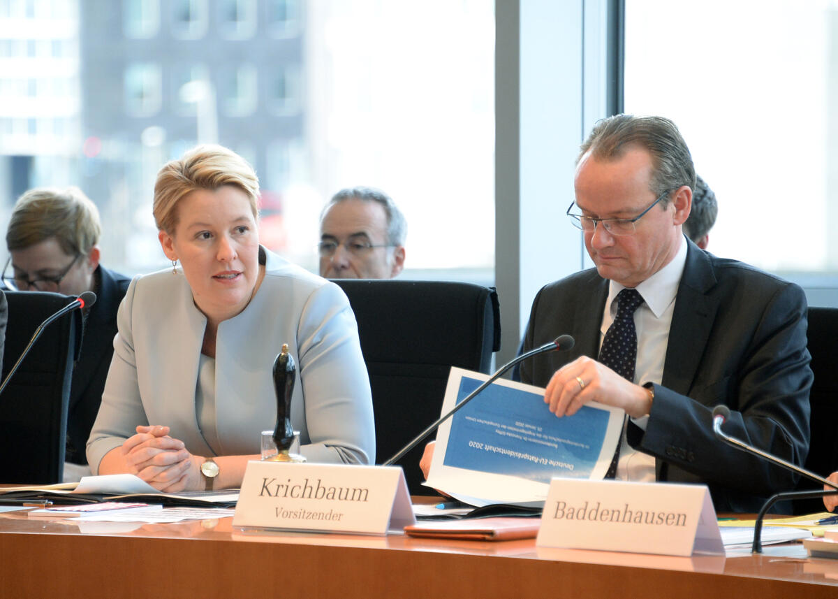 Gunther Krichbaum, CDU/CSU, Vorsitzender des Ausschusses des Deutschen Bundestages für die Angelegenheiten der Europäischen Union, leitet eine Sitzung, an der die Bundesministerin für Familie, Senioren, Frauen und Jugend, Dr. Franziska Giffey, SPD, teilnimmt. Krichbaum, Gunther; Giffey, Franziska Gunther Krichbaum, CDU/CSU, Vorsitzender des Ausschusses des Deutschen Bundestages für die Angelegenheiten der Europäischen Union, leitet eine Sitzung, an der die Bundesministerin für Familie, Senioren, Frauen und Jugend, Dr. Franziska Giffey, SPD, teilnimmt.