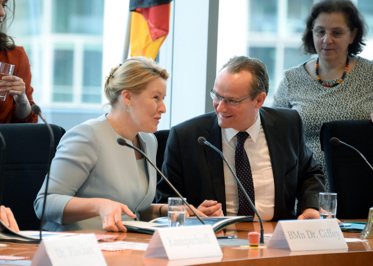 Gunther Krichbaum, CDU/CSU, Vorsitzender des Ausschusses des Deutschen Bundestages für die Angelegenheiten der Europäischen Union, leitet eine Sitzung, an der die Bundesministerin für Familie, Senioren, Frauen und Jugend, Dr. Franziska Giffey, SPD, teilnimmt. Krichbaum, Gunther; Giffey, Franziska Gunther Krichbaum, CDU/CSU, Vorsitzender des Ausschusses des Deutschen Bundestages für die Angelegenheiten der Europäischen Union, leitet eine Sitzung, an der die Bundesministerin für Familie, Senioren, Frauen und Jugend, Dr. Franziska Giffey, SPD, teilnimmt.