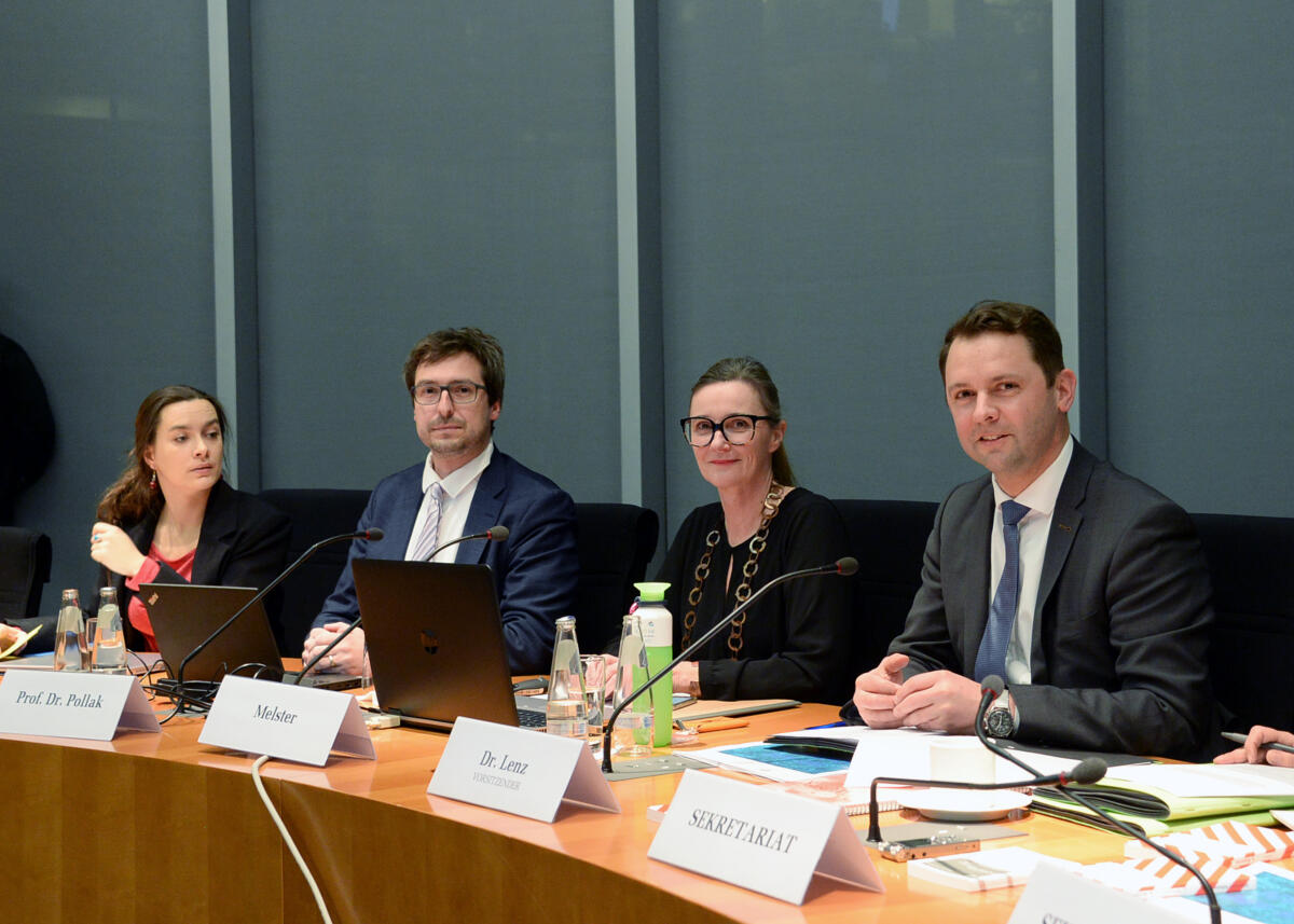 Dr. Andreas Lenz, (re), CDU/CSU, Vorsitzender des Parlamentarischen Beirats für nachhaltige Entwicklung, leitet eine Sitzung, an der als Gäste Dr. Mandy Singer-Bordowski, (li), vom Institut Futur, Anne-Marie Melster, (2.v.re), von ARTPORT_making waves e. V. , und Prof. Dr. Reinhard Pollack (2.v.li), vom Gesis - Leibniz-Institut für Sozialwissenschaften, teilnehmen. Lenz, Andreas; Singer-Bordowski, Mandy; Melster, Anne-Marie; Pollack, Reinhard Dr. Andreas Lenz, (re), CDU/CSU, Vorsitzender des Parlamentarischen Beirats für nachhaltige Entwicklung, leitet eine Sitzung, an der als Gäste Dr. Mandy Singer-Bordowski, (li), vom Institut Futur, Anne-Marie Melster, (2.v.re), von ARTPORT_making waves e. V. , und Prof. Dr. Reinhard Pollack (2.v.li), vom Gesis - Leibniz-Institut für Sozialwissenschaften, teilnehmen.