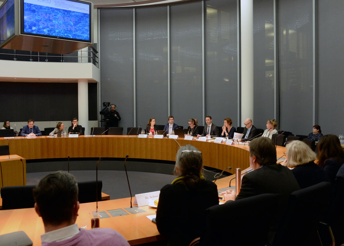 Dr. Andreas Lenz, (8.v.li), CDU/CSU, Vorsitzender des Parlamentarischen Beirats für nachhaltige Entwicklung, leitet eine Sitzung, an der als Gäste Dr. Mandy Singer-Bordowski, (5.v.li), vom Institut Futur, Anne-Marie Melster, (7.v.li), von ARTPORT_making waves e. V. , und Prof. Dr. Reinhard Pollack (6.v.li), vom Gesis - Leibniz-Institut für Sozialwissenschaften, teilnehmen.; Übersicht. Lenz, Andreas; Singer-Bordowski, Mandy; Melster, Anne-Marie; Pollack, Reinhard Dr. Andreas Lenz, (8.v.li), CDU/CSU, Vorsitzender des Parlamentarischen Beirats für nachhaltige Entwicklung, leitet eine Sitzung, an der als Gäste Dr. Mandy Singer-Bordowski, (5.v.li), vom Institut Futur, Anne-Marie Melster, (7.v.li), von ARTPORT_making waves e. V. , und Prof. Dr. Reinhard Pollack (6.v.li), vom Gesis - Leibniz-Institut für Sozialwissenschaften, teilnehmen.; Übersicht.