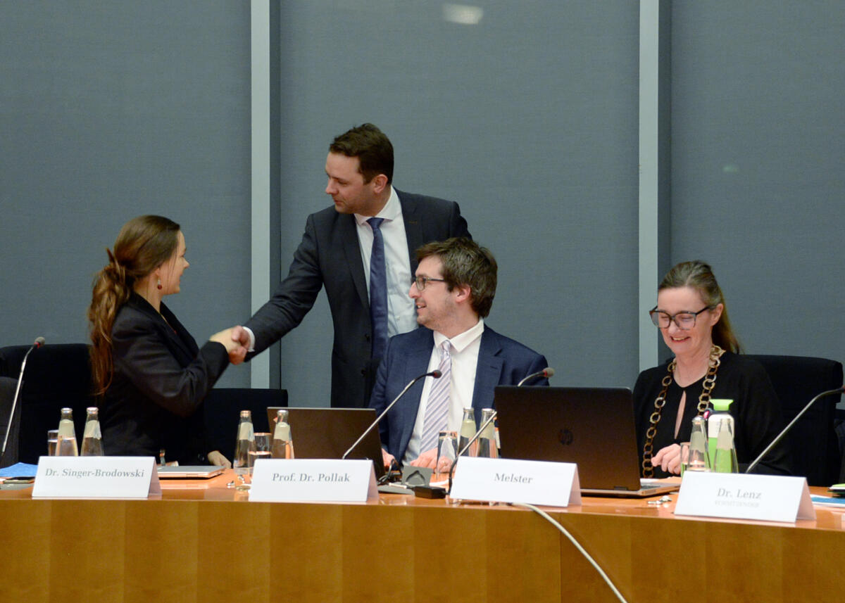 Dr. Andreas Lenz, (2.v.li), CDU/CSU, Vorsitzender des Parlamentarischen Beirats für nachhaltige Entwicklung, leitet eine Sitzung, an der als Gäste Dr. Mandy Singer-Bordowski, (li), vom Institut Futur, Anne-Marie Melster, (re), von ARTPORT_making waves e. V. , und Prof. Dr. Reinhard Pollack (2.v.re), vom Gesis - Leibniz-Institut für Sozialwissenschaften, teilnehmen.; Begrüßung, Geste, Gestik. Lenz, Andreas; Singer-Bordowski, Mandy; Melster, Anne-Marie; Pollack, Reinhard Dr. Andreas Lenz, (2.v.li), CDU/CSU, Vorsitzender des Parlamentarischen Beirats für nachhaltige Entwicklung, leitet eine Sitzung, an der als Gäste Dr. Mandy Singer-Bordowski, (li), vom Institut Futur, Anne-Marie Melster, (re), von ARTPORT_making waves e. V. , und Prof. Dr. Reinhard Pollack (2.v.re), vom Gesis - Leibniz-Institut für Sozialwissenschaften, teilnehmen.; Begrüßung, Geste, Gestik.