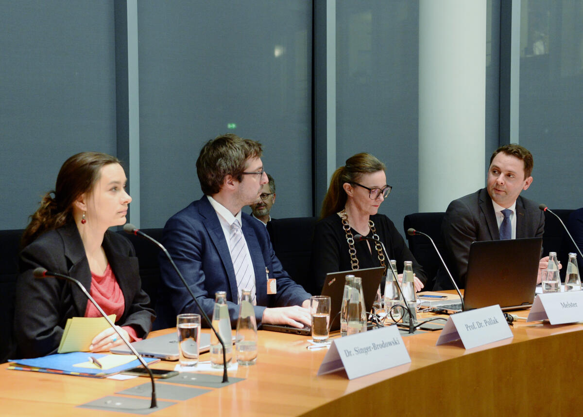 Dr. Andreas Lenz, (re), CDU/CSU, Vorsitzender des Parlamentarischen Beirats für nachhaltige Entwicklung, leitet eine Sitzung, an der als Gäste Dr. Mandy Singer-Bordowski, (li), vom Institut Futur, Anne-Marie Melster, (2.v.re), von ARTPORT_making waves e. V. , und Prof. Dr. Reinhard Pollack (2.v.li), vom Gesis - Leibniz-Institut für Sozialwissenschaften, teilnehmen. Lenz, Andreas; Singer-Bordowski, Mandy; Melster, Anne-Marie; Pollack, Reinhard Dr. Andreas Lenz, (re), CDU/CSU, Vorsitzender des Parlamentarischen Beirats für nachhaltige Entwicklung, leitet eine Sitzung, an der als Gäste Dr. Mandy Singer-Bordowski, (li), vom Institut Futur, Anne-Marie Melster, (2.v.re), von ARTPORT_making waves e. V. , und Prof. Dr. Reinhard Pollack (2.v.li), vom Gesis - Leibniz-Institut für Sozialwissenschaften, teilnehmen.