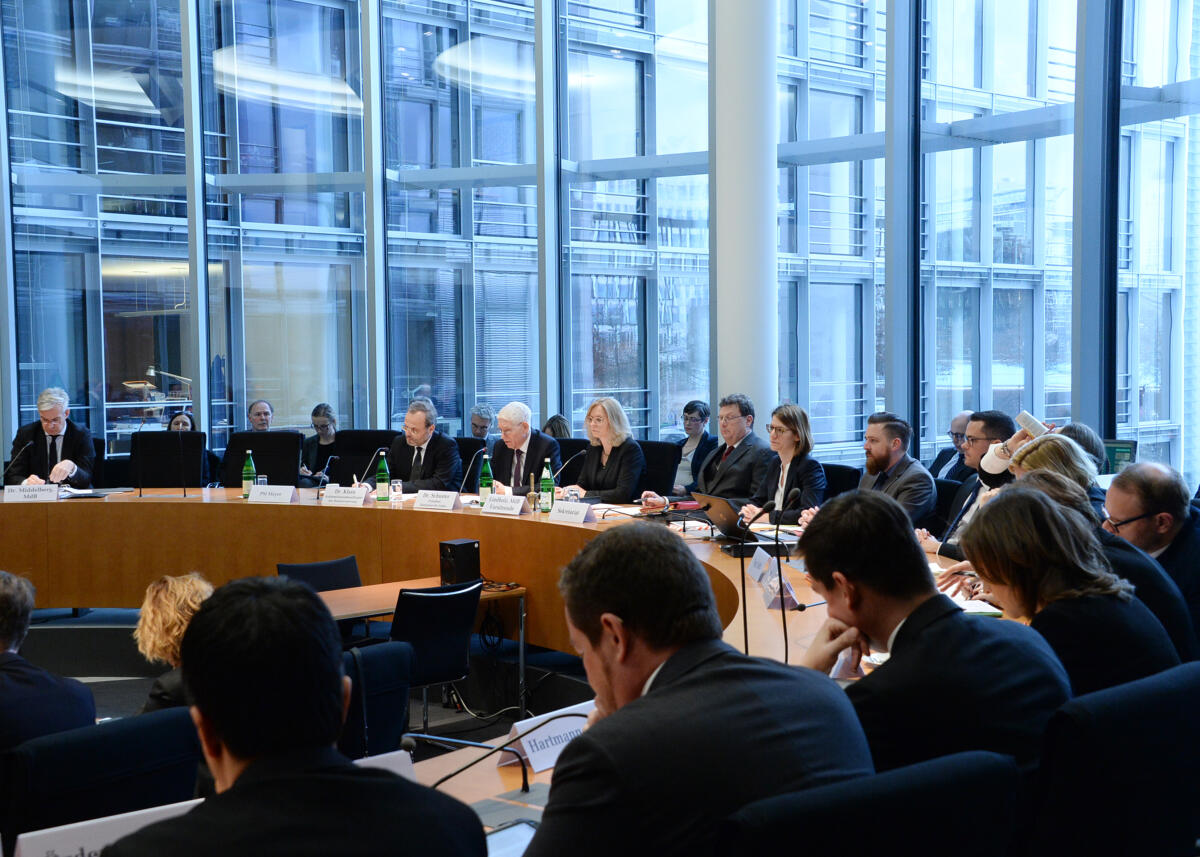 Der Präsident des Zentralrats der Juden in Deutschland, Dr. Josef Schuster, (3.v.li), ist zu Gast beim Ausschuss des Deutschen Bundestages für Inneres und Heimat. Andrea Lindholz, (4.v.l), CDU/CSU, Vorsitzende des Ausschusses leitet die Sitzung.; Übersicht. Lindholz, Andrea; Schuster, Josef Der Präsident des Zentralrats der Juden in Deutschland, Dr. Josef Schuster, (3.v.li), ist zu Gast beim Ausschuss des Deutschen Bundestages für Inneres und Heimat. Andrea Lindholz, (4.v.l), CDU/CSU, Vorsitzende des Ausschusses leitet die Sitzung.; Übersicht.