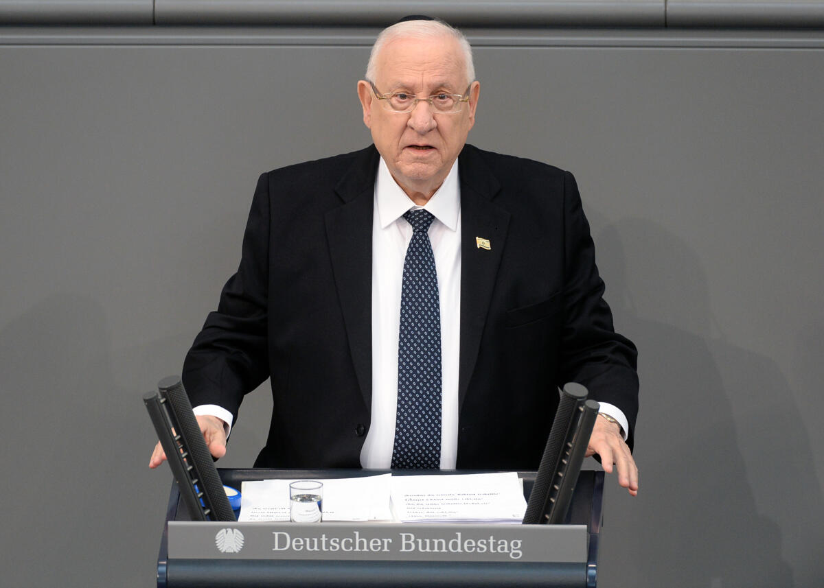 Rivlin, Reuven Der Deutsche Bundestag gedenkt in einer Gedenkstunde der Opfer des Nationalsozialismus. Bundestagspräsident Dr. Wolfgang Schäuble, begrüßt die Teilnehmer im Plenum des Bundestages, Bundespräsident Dr. Frank-Walter Steinmeier, und der Staatspräsident des Staates Israel, Reuven Rivlin (am Rednerpult), halten die Gedenkreden. Zahlreiche Prominente, Jugendliche, und Zeitzeugen, sowie die Verfassungsorgane, nehmen an der Veranstaltung, die musikalisch umrahmt ist, teil.