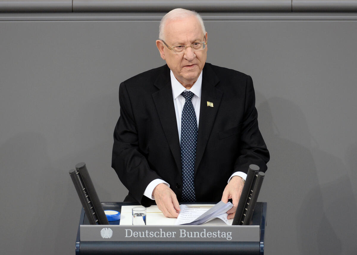 Rivlin, Reuven Der Deutsche Bundestag gedenkt in einer Gedenkstunde der Opfer des Nationalsozialismus. Bundestagspräsident Dr. Wolfgang Schäuble, begrüßt die Teilnehmer im Plenum des Bundestages, Bundespräsident Dr. Frank-Walter Steinmeier, und der Staatspräsident des Staates Israel, Reuven Rivlin (am Rednerpult), halten die Gedenkreden. Zahlreiche Prominente, Jugendliche, und Zeitzeugen, sowie die Verfassungsorgane, nehmen an der Veranstaltung, die musikalisch umrahmt ist, teil.