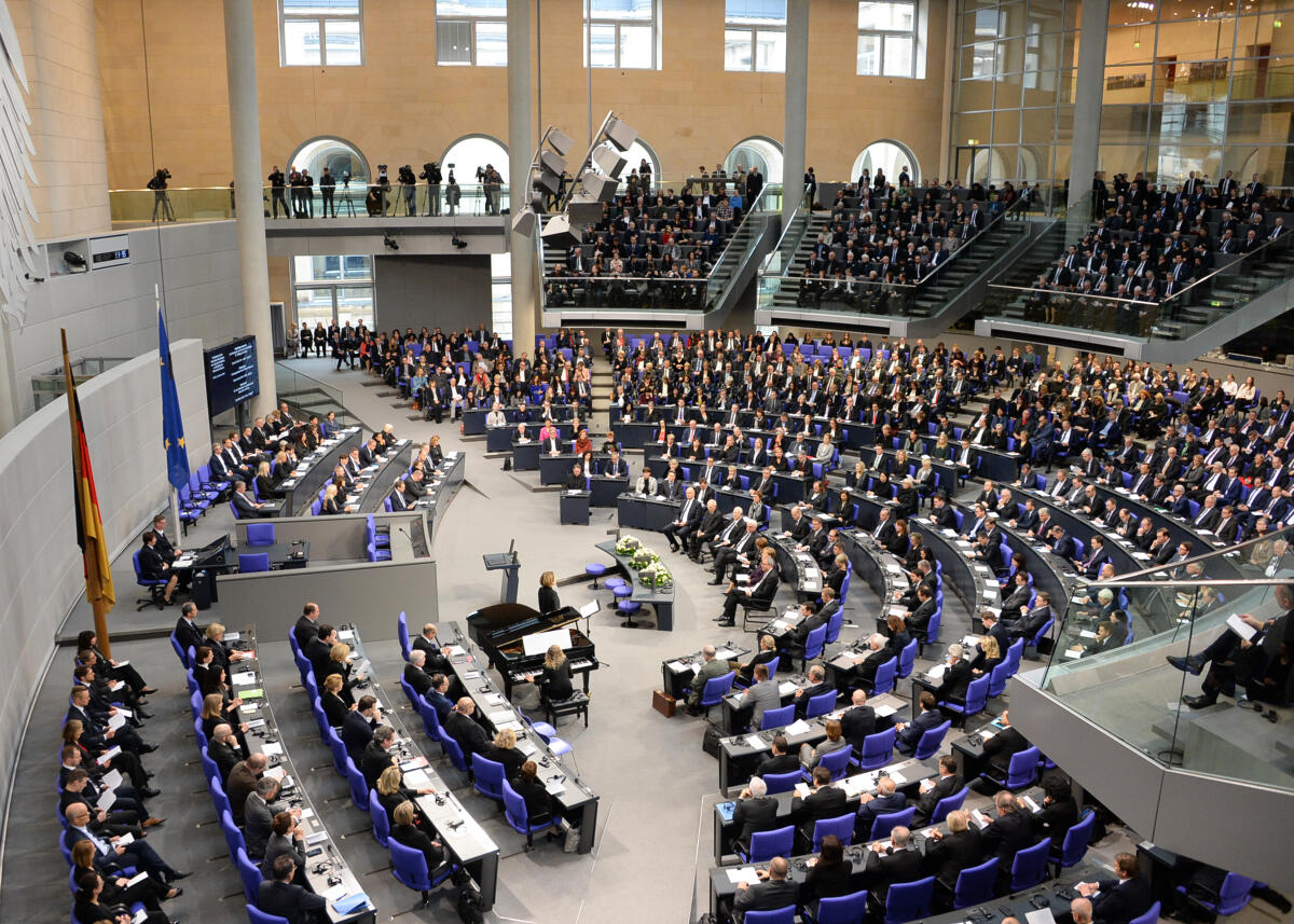  Der Deutsche Bundestag gedenkt in einer Gedenkstunde der Opfer des Nationalsozialismus. Bundestagspräsident Dr. Wolfgang Schäuble, begrüßt die Teilnehmer im Plenum des Bundestages, Bundespräsident Dr. Frank-Walter Steinmeier, und der Staatspräsident des Staates Israel, Reuven Rivlin, halten die Gedenkreden. Zahlreiche Prominente, Jugendliche, und Zeitzeugen, sowie die Verfassungsorgane, nehmen an der Veranstaltung, die musikalisch umrahmt ist, teil.; Übersicht.