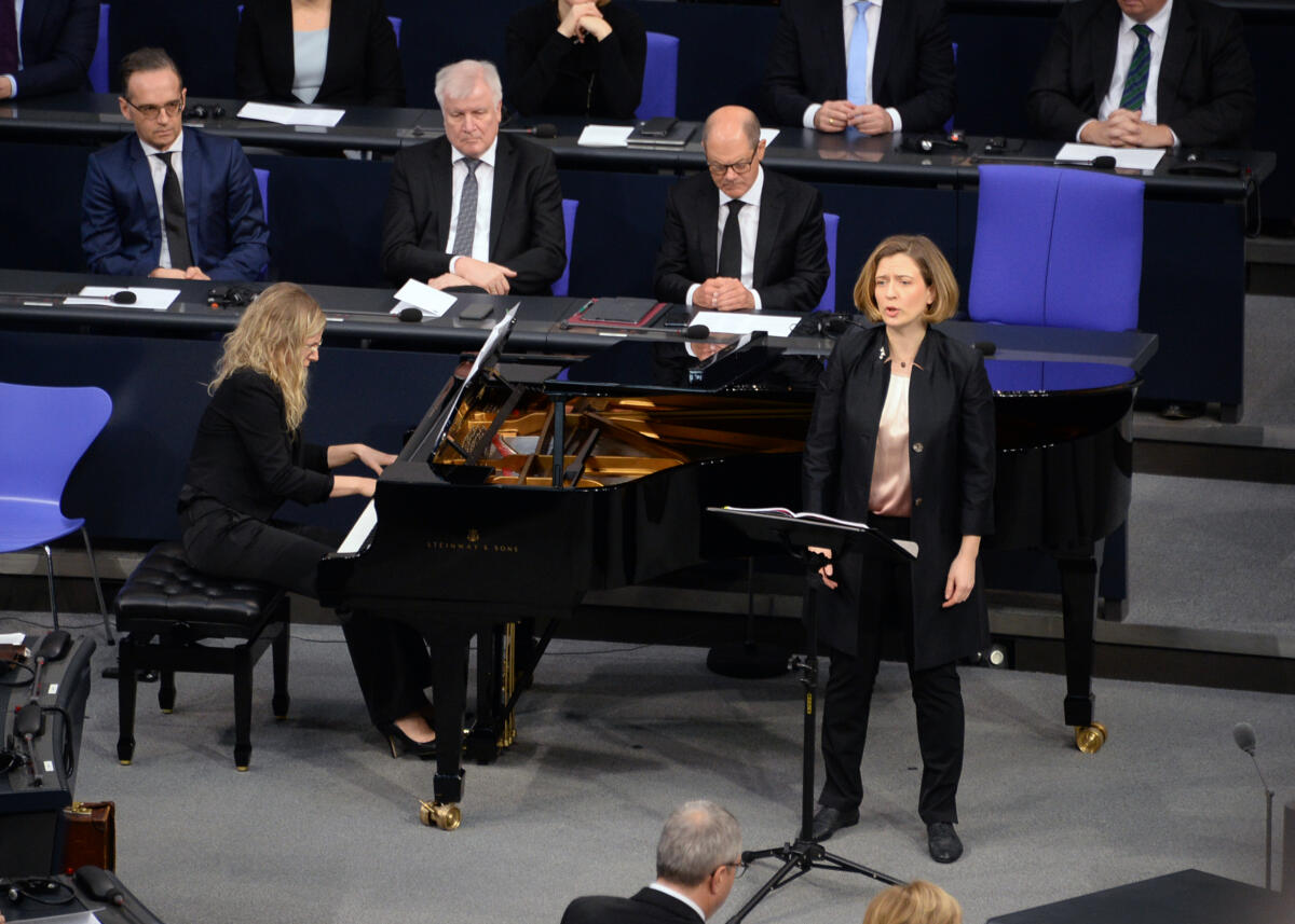  Der Deutsche Bundestag gedenkt in einer Gedenkstunde der Opfer des Nationalsozialismus. Bundestagspräsident Dr. Wolfgang Schäuble, begrüßt die Teilnehmer im Plenum des Bundestages, Bundespräsident Dr. Frank-Walter Steinmeier, und der Staatspräsident des Staates Israel, Reuven Rivlin, halten die Gedenkreden. Zahlreiche Prominente, Jugendliche, und Zeitzeugen, sowie die Verfassungsorgane, nehmen an der Veranstaltung, die musikalisch umrahmt ist (hier im Bild), teil.