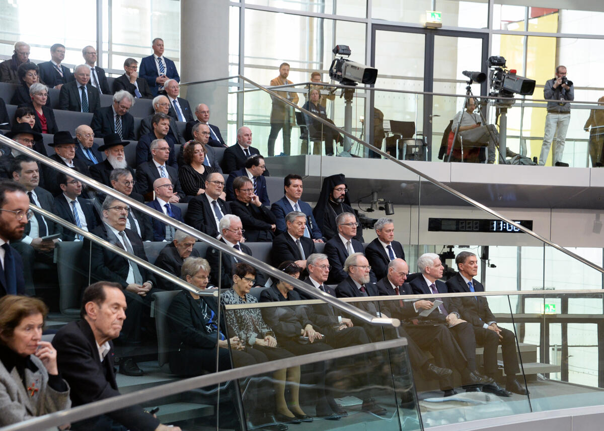  Der Deutsche Bundestag gedenkt in einer Gedenkstunde der Opfer des Nationalsozialismus. Bundestagspräsident Dr. Wolfgang Schäuble, begrüßt die Teilnehmer im Plenum des Bundestages, Bundespräsident Dr. Frank-Walter Steinmeier, und der Staatspräsident des Staates Israel, Reuven Rivlin, halten die Gedenkreden. Zahlreiche Prominente (hier im Bild), Jugendliche, und Zeitzeugen, sowie die Verfassungsorgane, nehmen an der Veranstaltung, die musikalisch umrahmt ist, teil.