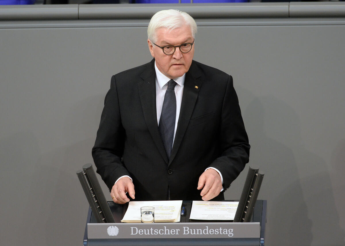 Steinmeier, Frank-Walter Der Deutsche Bundestag gedenkt in einer Gedenkstunde der Opfer des Nationalsozialismus. Bundestagspräsident Dr. Wolfgang Schäuble, begrüßt die Teilnehmer im Plenum des Bundestages, Bundespräsident Dr. Frank-Walter Steinmeier (am Rednerpult), und der Staatspräsident des Staates Israel, Reuven Rivlin, halten die Gedenkreden. Zahlreiche Prominente, Jugendliche, und Zeitzeugen, sowie die Verfassungsorgane, nehmen an der Veranstaltung, die musikalisch umrahmt ist, teil.