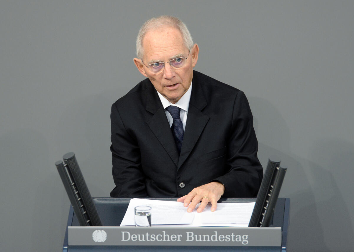 Schäuble, Wolfgang Der Deutsche Bundestag gedenkt in einer Gedenkstunde der Opfer des Nationalsozialismus. Bundestagspräsident Dr. Wolfgang Schäuble, (am Rednerpult), begrüßt die Teilnehmer im Plenum des Bundestages, Bundespräsident Dr. Frank-Walter Steinmeier, und der Staatspräsident des Staates Israel, Reuven Rivlin, halten die Gedenkreden. Zahlreiche Prominente, Jugendliche, und Zeitzeugen, sowie die Verfassungsorgane, nehmen an der Veranstaltung, die musikalisch umrahmt ist, teil.