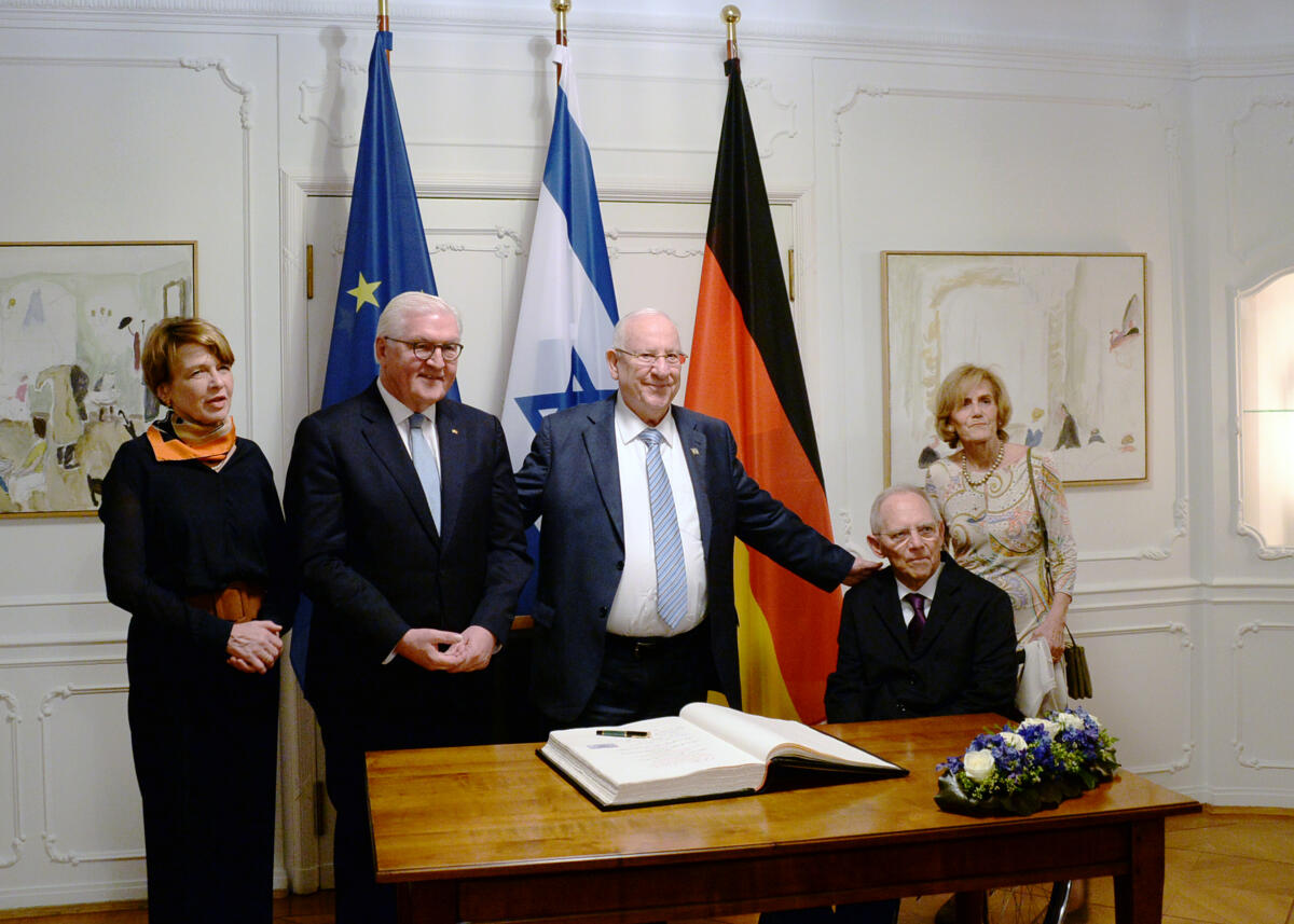 Schäuble, Wolfgang; Steinmeier, Frank-Walter; Rivlin, Reuven; Schäuble, Ingeborg; Büdenbender, Elke Bundestagspräsident Dr. Wolfgang Schäuble, (2.v.re), CDU/CSU, gibt im Rahmen der Gedenkfeierlichkeiten für die Opfer des Nationalsozialismus einen Empfang für den Staatspräsidenten von Israel, Reuven Rivlin, (mitte), und den Bundespräsidenten der Bundesrepublik Deutschland, Dr. Frank-Walter Steinmeier (2.v.li). Am Empfang nehmen die Ehefrauen teil, Ingeborg Schäuble (re), und Elke Büdenbender (li),(Ehefrau von Präsident Steinmeier).; Fahne, Fahnen, Eintrag in das Gästebuch des Deutschen Bundestages.