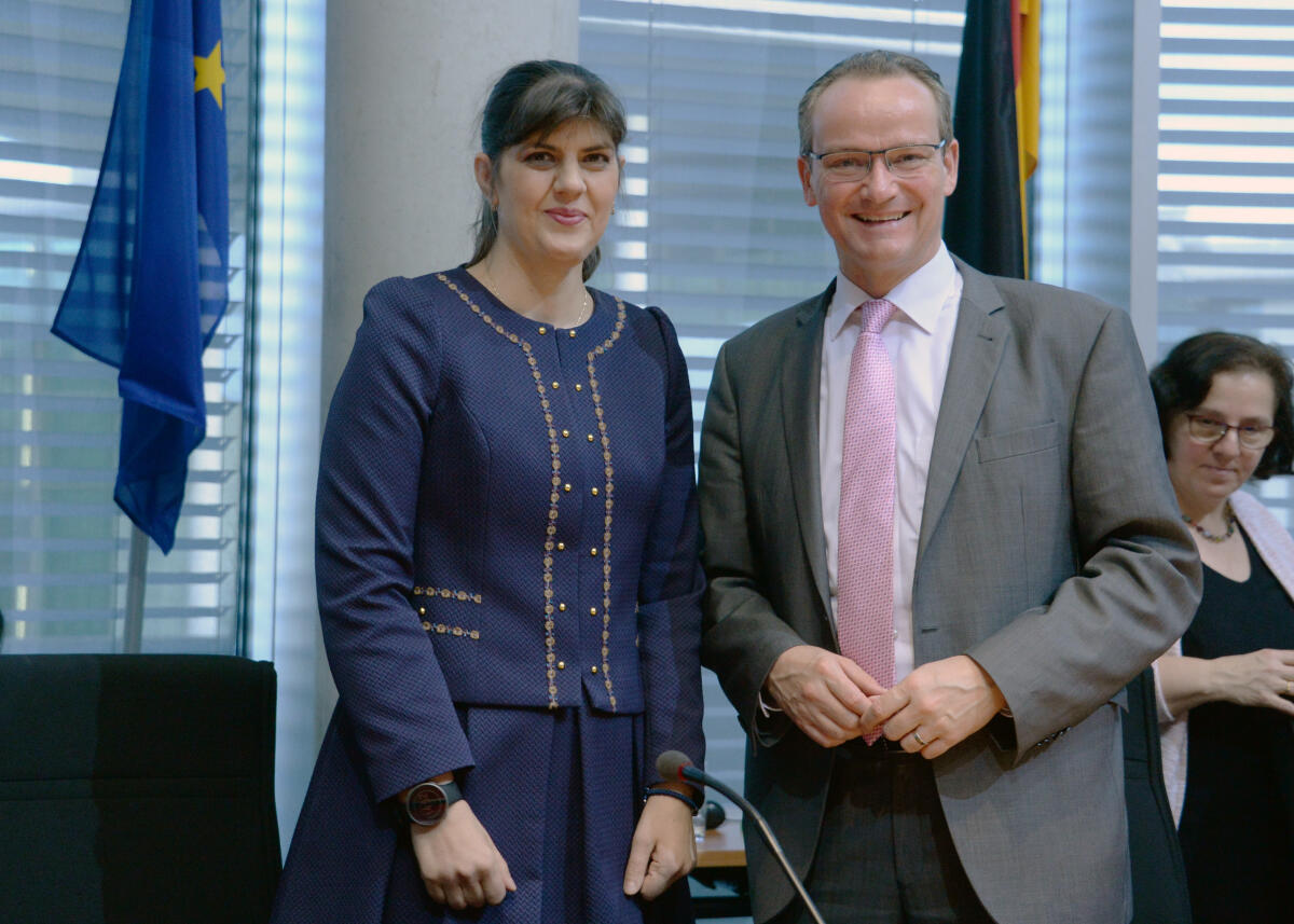 Die Europäische Generalstaatsanwältin Laura Kövesi nimmt als Gast an einer Ausschusssitzung des Ausschusses des Deutschen Bundestages für die Angelegenheiten der Europäischen Union teil. Gunther Krichbaum, CDU/CSU, Vorsitzender des Ausschusses, leitet die Sitzung. Krichbaum, Gunther; Kövesi, Laura Die Europäische Generalstaatsanwältin Laura Kövesi nimmt als Gast an einer Ausschusssitzung des Ausschusses des Deutschen Bundestages für die Angelegenheiten der Europäischen Union teil. Gunther Krichbaum, CDU/CSU, Vorsitzender des Ausschusses, leitet die Sitzung.
