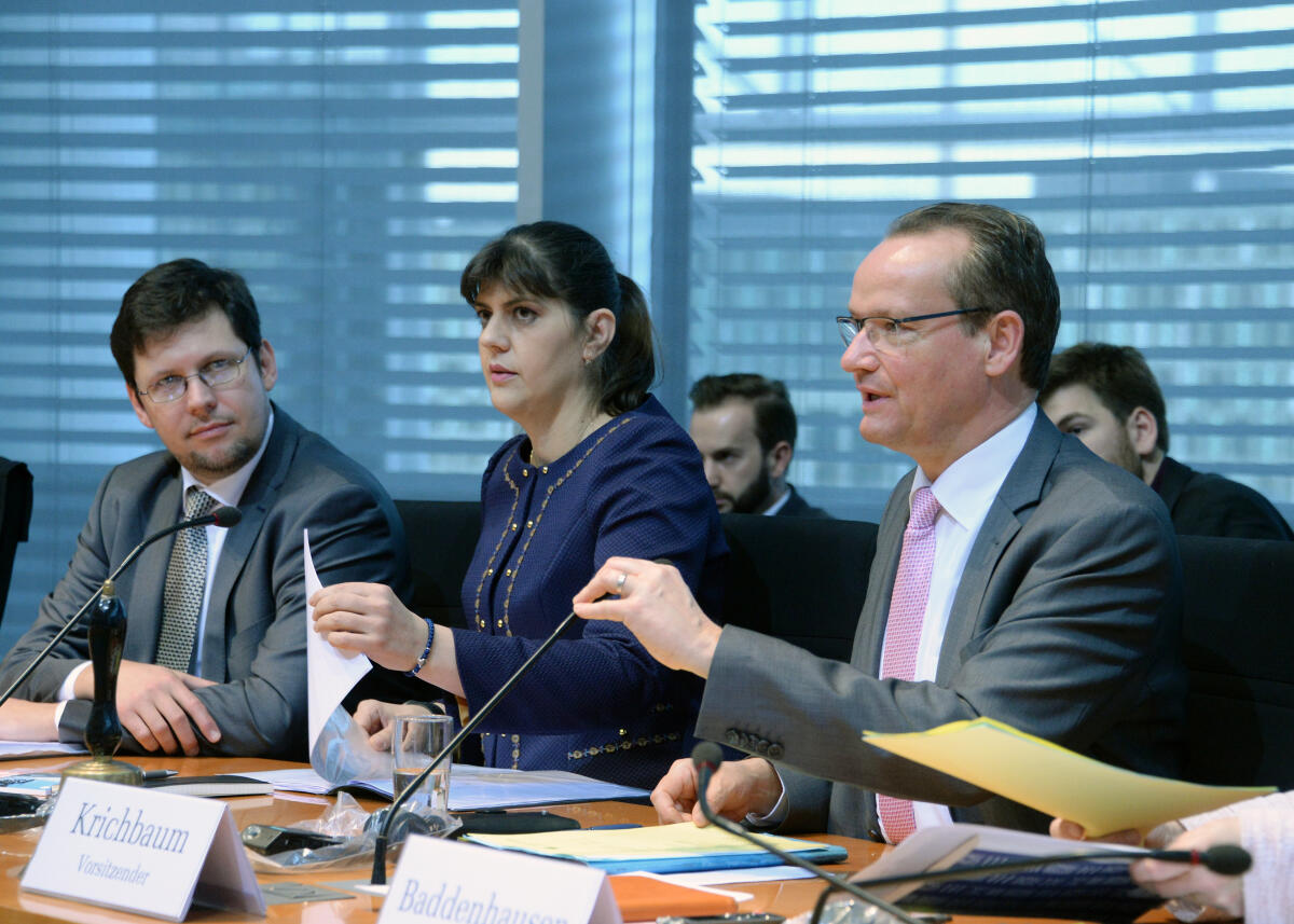Die Europäische Generalstaatsanwältin Laura Kövesi nimmt als Gast an einer Ausschusssitzung des Ausschusses des Deutschen Bundestages für die Angelegenheiten der Europäischen Union teil. Gunther Krichbaum, (re), CDU/CSU, Vorsitzender des Ausschusses, leitet die Sitzung. Krichbaum, Gunther; Kövesi, Laura Die Europäische Generalstaatsanwältin Laura Kövesi nimmt als Gast an einer Ausschusssitzung des Ausschusses des Deutschen Bundestages für die Angelegenheiten der Europäischen Union teil. Gunther Krichbaum, (re), CDU/CSU, Vorsitzender des Ausschusses, leitet die Sitzung.