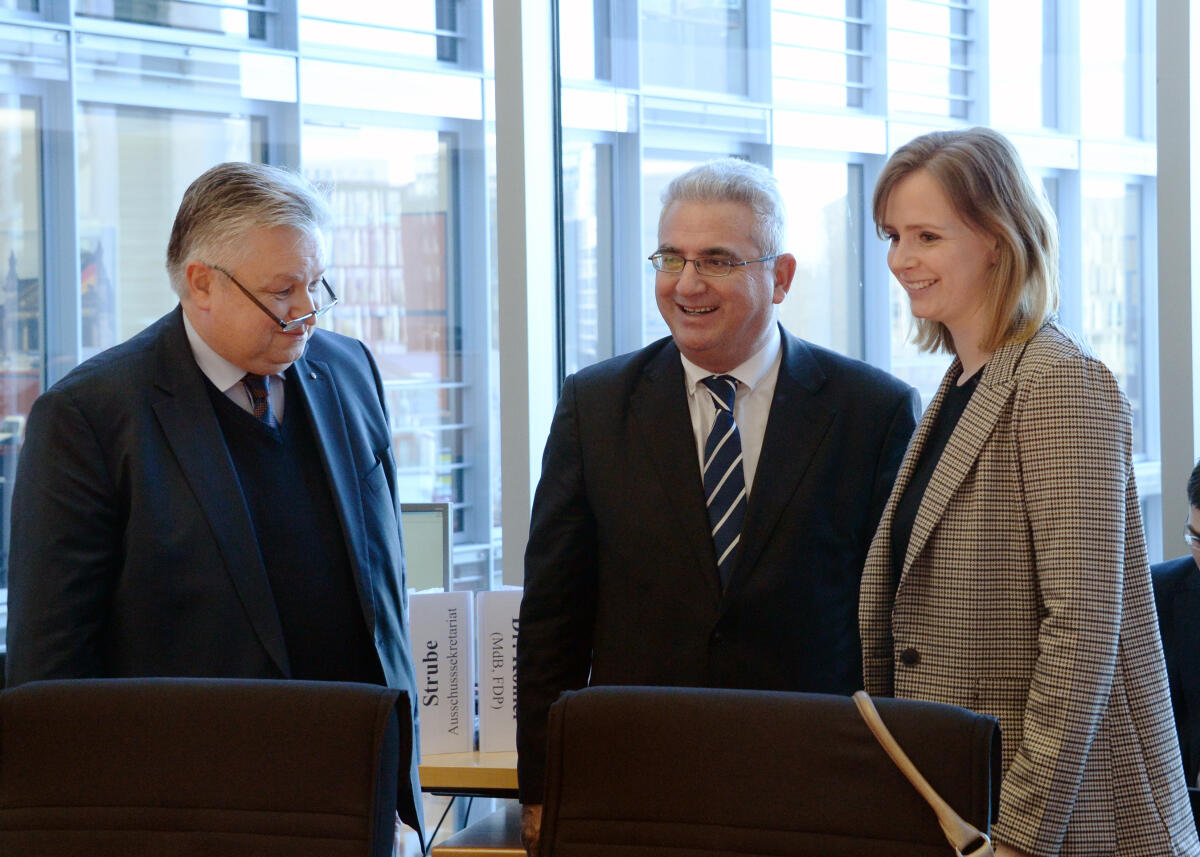 Gyde Jensen, FDP, Vorsitzende des Ausschusses des Deutschen Bundestages für Menschenrechte und humanitäre Hilfe, leitet eine Ausschusssitzung, an der Kyriakos Hadjiyianni, (mitte), Vorsitzender des Menschenrechtsausschusses der Parlamentarischen Versammlung der OSZE, teilnimmt. Li.: Michael Georg Link, FDP. Jensen, Gyde; Hadjiyianni, Kyriakos; Link, Michael Georg Gyde Jensen, FDP, Vorsitzende des Ausschusses des Deutschen Bundestages für Menschenrechte und humanitäre Hilfe, leitet eine Ausschusssitzung, an der Kyriakos Hadjiyianni, (mitte), Vorsitzender des Menschenrechtsausschusses der Parlamentarischen Versammlung der OSZE, teilnimmt. Li.: Michael Georg Link, FDP.