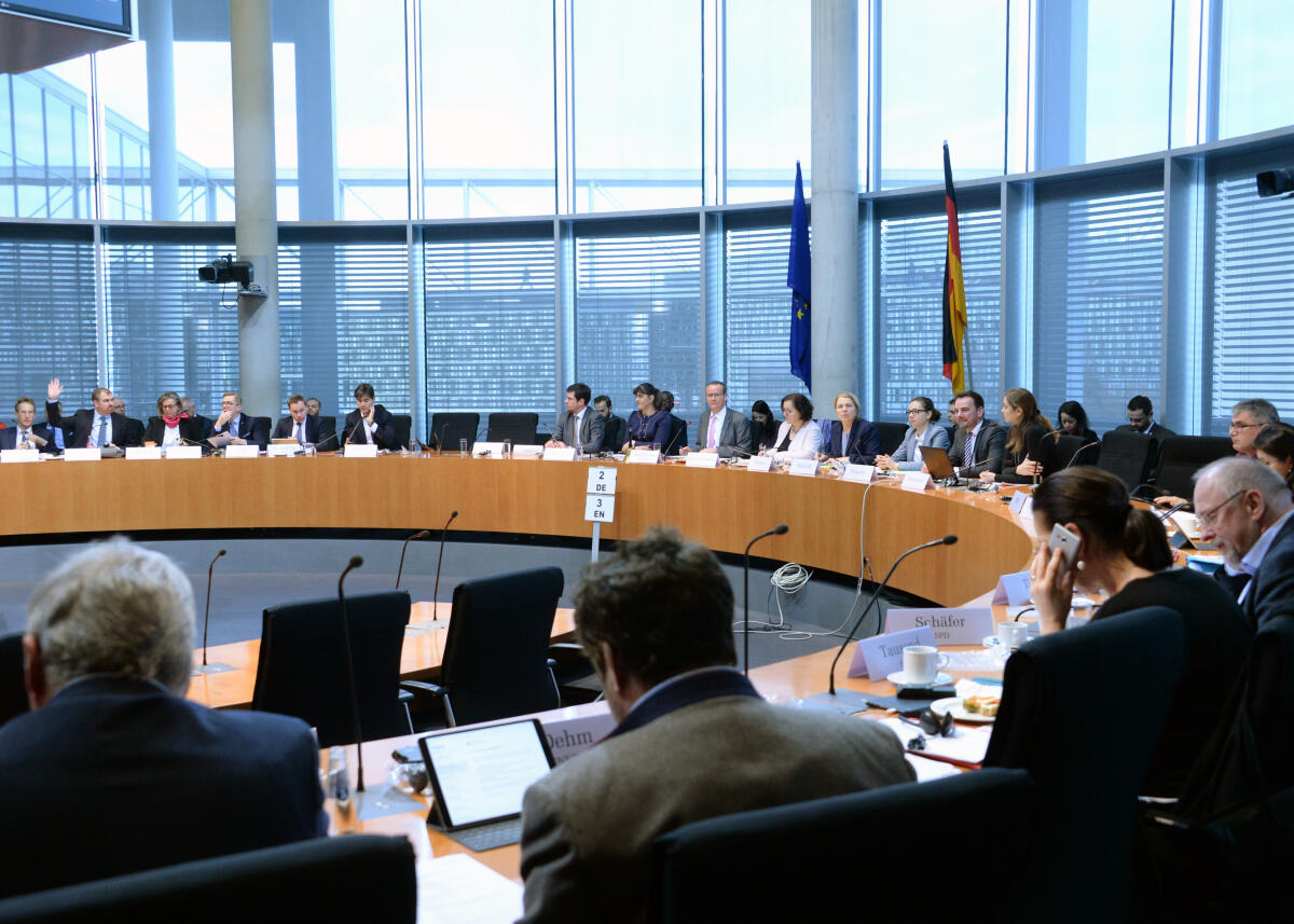 Die Europäische Generalstaatsanwältin Laura Kövesi (8.v.li) nimmt als Gast an einer Ausschusssitzung des Ausschusses des Deutschen Bundestages für die Angelegenheiten der Europäischen Union teil. Gunther Krichbaum, (9.v.li), CDU/CSU, Vorsitzender des Ausschusses, leitet die Sitzung.; Übersicht. Krichbaum, Gunther; Kövesi, Laura Die Europäische Generalstaatsanwältin Laura Kövesi (8.v.li) nimmt als Gast an einer Ausschusssitzung des Ausschusses des Deutschen Bundestages für die Angelegenheiten der Europäischen Union teil. Gunther Krichbaum, (9.v.li), CDU/CSU, Vorsitzender des Ausschusses, leitet die Sitzung.; Übersicht.