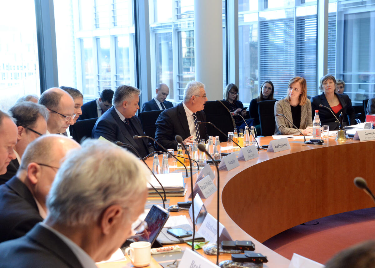 Gyde Jensen, FDP, (2.v.re), Vorsitzende des Ausschusses des Deutschen Bundestages für Menschenrechte und humanitäre Hilfe, leitet eine Ausschusssitzung, an der Kyriakos Hadjiyianni, (3.v.re), Vorsitzender des Menschenrechtsausschusses der Parlamentarischen Versammlung der OSZE, teilnimmt. 4.v.re: Michael Georg Link, FDP.; Übersicht. Jensen, Gyde; Hadjiyianni, Kyriakos; Link, Michael Georg Gyde Jensen, FDP, (2.v.re), Vorsitzende des Ausschusses des Deutschen Bundestages für Menschenrechte und humanitäre Hilfe, leitet eine Ausschusssitzung, an der Kyriakos Hadjiyianni, (3.v.re), Vorsitzender des Menschenrechtsausschusses der Parlamentarischen Versammlung der OSZE, teilnimmt. 4.v.re: Michael Georg Link, FDP.; Übersicht.