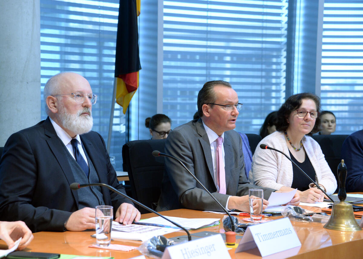 Gunther Krichbaum, (re), CDU/CSU, Vorsitzender des Ausschusses des Deutschen Bundestages für die Angelegenheiten der Europäischen Union, leitet eine Ausschusssitzung, an der als Gast der EU-Kommissar und Vizepräsident des Europäischen Parlaments, Frans Timmermans, (li), teilnimmt. Krichbaum, Gunther; Timmermans, Frans Gunther Krichbaum, (re), CDU/CSU, Vorsitzender des Ausschusses des Deutschen Bundestages für die Angelegenheiten der Europäischen Union, leitet eine Ausschusssitzung, an der als Gast der EU-Kommissar und Vizepräsident des Europäischen Parlaments, Frans Timmermans, (li), teilnimmt.