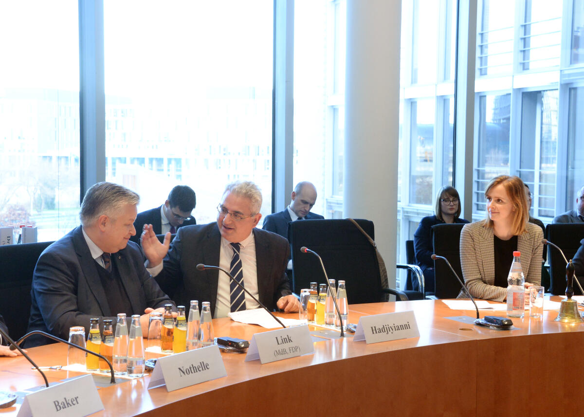 Gyde Jensen, FDP, Vorsitzende des Ausschusses des Deutschen Bundestages für Menschenrechte und humanitäre Hilfe, leitet eine Ausschusssitzung, an der Kyriakos Hadjiyianni, (mitte), Vorsitzender des Menschenrechtsausschusses der Parlamentarischen Versammlung der OSZE, teilnimmt. Li.: Michael Georg Link, FDP. Jensen, Gyde; Hadjiyianni, Kyriakos; Link, Michael Georg Gyde Jensen, FDP, Vorsitzende des Ausschusses des Deutschen Bundestages für Menschenrechte und humanitäre Hilfe, leitet eine Ausschusssitzung, an der Kyriakos Hadjiyianni, (mitte), Vorsitzender des Menschenrechtsausschusses der Parlamentarischen Versammlung der OSZE, teilnimmt. Li.: Michael Georg Link, FDP.