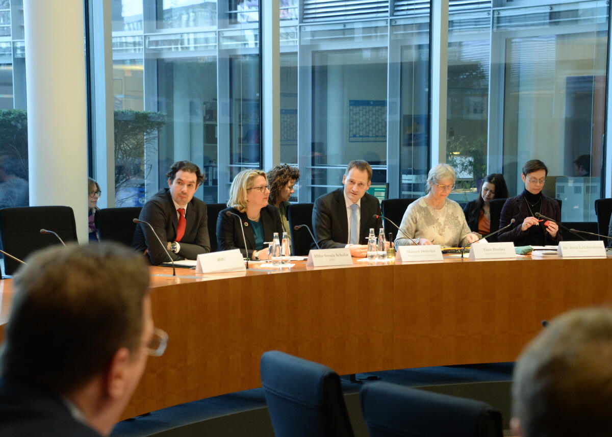 Die Bundesministerin für Umwelt, Naturschutz, und nukleare Sicherheit, Svenja Schulze, (4.v.re), SPD, nimmt an einer Ausschusssitzung des Bundestagsausschusses Digitale Agenda teil. Manuel Höferlin, (3.v.re), FDP, Vorsitzender des Ausschusses, leitet die Sitzung.; Übersicht. Höferlin, Manuel; Schulze, Svenja Die Bundesministerin für Umwelt, Naturschutz, und nukleare Sicherheit, Svenja Schulze, (4.v.re), SPD, nimmt an einer Ausschusssitzung des Bundestagsausschusses Digitale Agenda teil. Manuel Höferlin, (3.v.re), FDP, Vorsitzender des Ausschusses, leitet die Sitzung.; Übersicht.