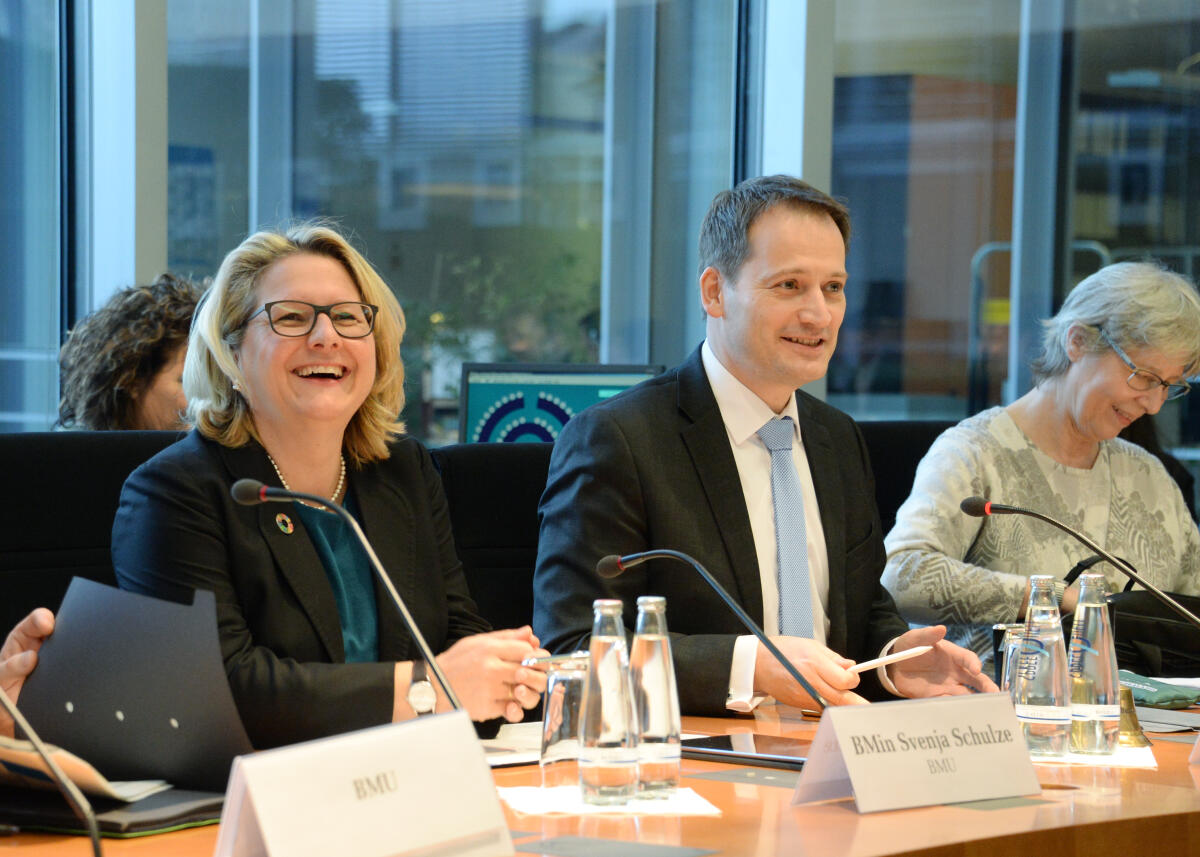 Die Bundesministerin für Umwelt, Naturschutz, und nukleare Sicherheit, Svenja Schulze, SPD, nimmt an einer Ausschusssitzung des Bundestagsausschusses Digitale Agenda teil. Manuel Höferlin, FDP, Vorsitzender des Ausschusses, leitet die Sitzung. Höferlin, Manuel; Schulze, Svenja Die Bundesministerin für Umwelt, Naturschutz, und nukleare Sicherheit, Svenja Schulze, SPD, nimmt an einer Ausschusssitzung des Bundestagsausschusses Digitale Agenda teil. Manuel Höferlin, FDP, Vorsitzender des Ausschusses, leitet die Sitzung.