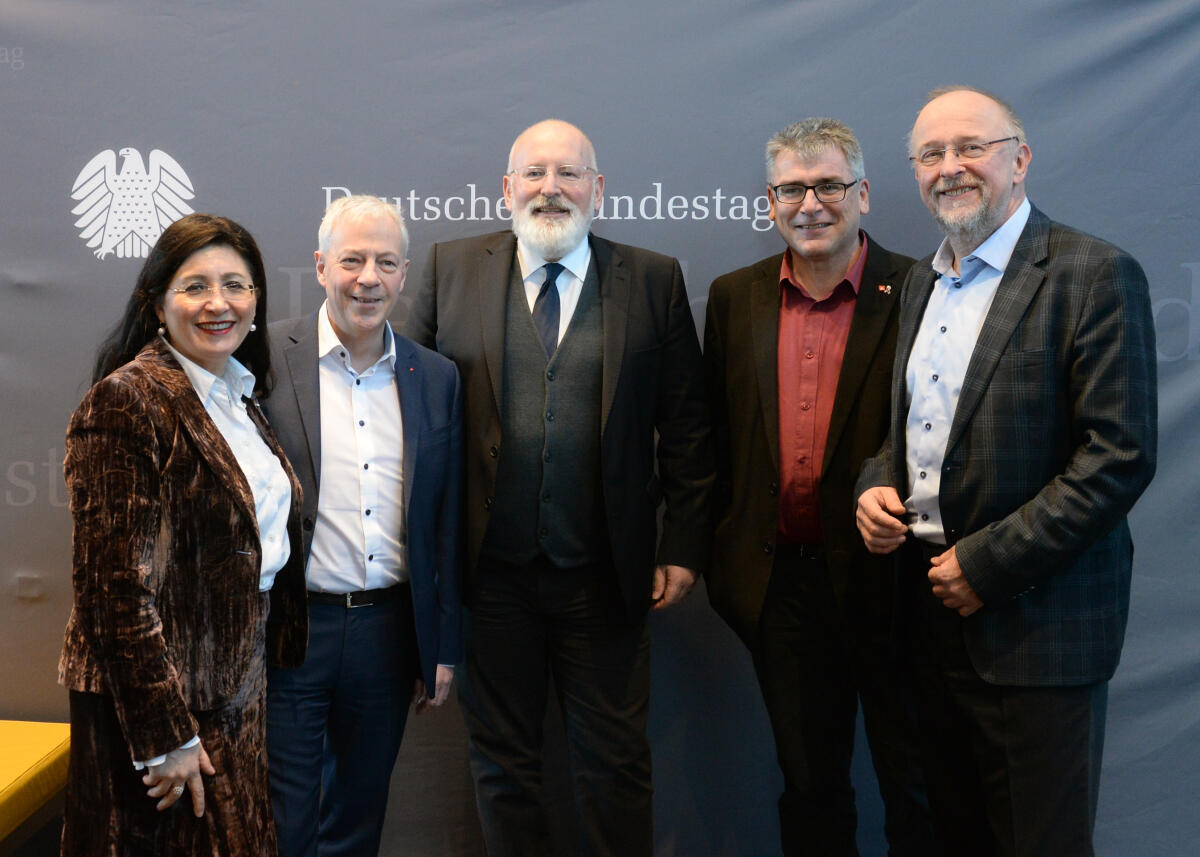 Frans Timmermans, (mitte), EU-Kommissar und Vizepräsident des Europäischen Parlaments, nimmt als Gast an einer Ausschusssitzung des Ausschusses des Deutschen Bundestages für die Angelegenheiten der Europäischen Union, teil. Hier ein Gruppenfoto mit Mitgliedern des Bundestagsausschusses. Timmermans, Frans Frans Timmermans, (mitte), EU-Kommissar und Vizepräsident des Europäischen Parlaments, nimmt als Gast an einer Ausschusssitzung des Ausschusses des Deutschen Bundestages für die Angelegenheiten der Europäischen Union, teil. Hier ein Gruppenfoto mit Mitgliedern des Bundestagsausschusses.