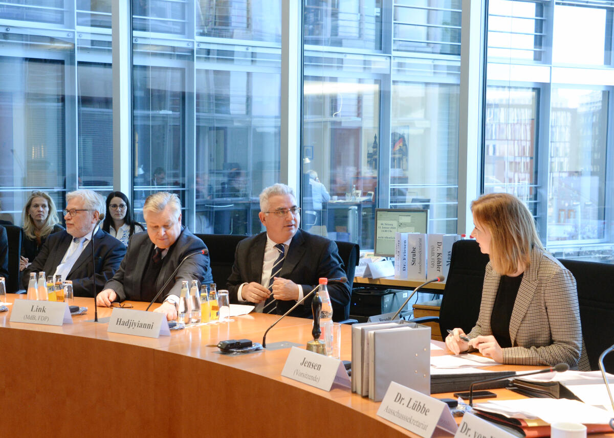 Gyde Jensen, FDP, Vorsitzende des Ausschusses des Deutschen Bundestages für Menschenrechte und humanitäre Hilfe, leitet eine Ausschusssitzung, an der Kyriakos Hadjiyianni, (2.v.re), Vorsitzender des Menschenrechtsausschusses der Parlamentarischen Versammlung der OSZE, teilnimmt. 3.v.re: Michael Georg Link, FDP.; Übersicht. Jensen, Gyde; Hadjiyianni, Kyriakos; Link, Michael Georg Gyde Jensen, FDP, Vorsitzende des Ausschusses des Deutschen Bundestages für Menschenrechte und humanitäre Hilfe, leitet eine Ausschusssitzung, an der Kyriakos Hadjiyianni, (2.v.re), Vorsitzender des Menschenrechtsausschusses der Parlamentarischen Versammlung der OSZE, teilnimmt. 3.v.re: Michael Georg Link, FDP.; Übersicht.