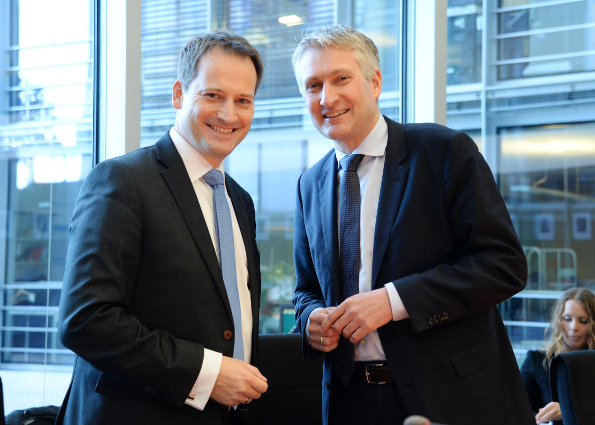 Manuel Höferlin, (li), FDP, ist zum neuen Vorsitzenden des Ausschusses des Deutschen Bundestages Digitale Agenda, gewählt worden. Rechts im Bild: der stellvertretende Vorsitzende Hansjörg Durz, CDU/CSU. Höferlin, Manuel; Durz, Hansjörg Manuel Höferlin, (li), FDP, ist zum neuen Vorsitzenden des Ausschusses des Deutschen Bundestages Digitale Agenda, gewählt worden. Rechts im Bild: der stellvertretende Vorsitzende Hansjörg Durz, CDU/CSU.