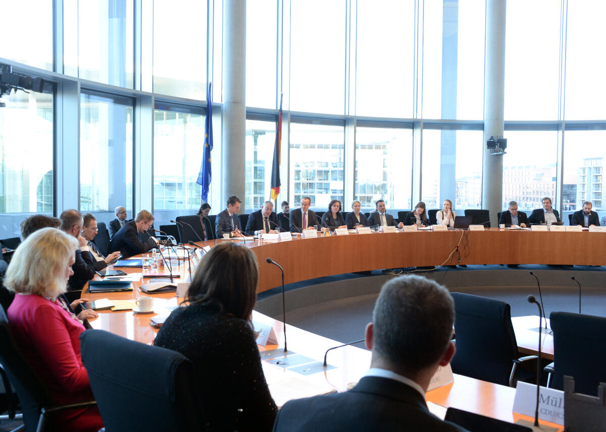 Gunther Krichbaum, CDU/CSU, Vorsitzender des Ausschusses des Deutschen Bundestages für die Angelegenheiten der Europäischen Union, leitet die 50. Ausschusssitzung, an der der Präsident des Europäischen Rechnungshofes, Klaus-Heiner Lehne, teilnimmt.; Sitzung, Übersicht. Krichbaum, Gunther; Lehne, Klaus-Heiner Gunther Krichbaum, CDU/CSU, Vorsitzender des Ausschusses des Deutschen Bundestages für die Angelegenheiten der Europäischen Union, leitet die 50. Ausschusssitzung, an der der Präsident des Europäischen Rechnungshofes, Klaus-Heiner Lehne, teilnimmt.; Sitzung, Übersicht.
