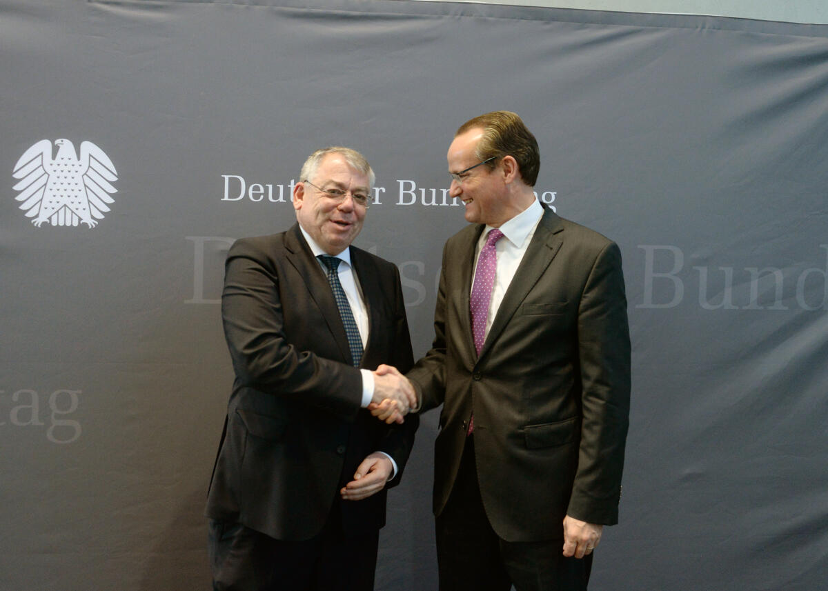 Gunther Krichbaum, (re), CDU/CSU, Vorsitzender des Ausschusses des Deutschen Bundestages für die Angelegenheiten der Europäischen Union, leitet die 50. Ausschusssitzung, an der der Präsident des Europäischen Rechnungshofes, Klaus-Heiner Lehne, (li), teilnimmt.; Begrüßung, Sitzung. Krichbaum, Gunther; Lehne, Klaus-Heiner Gunther Krichbaum, (re), CDU/CSU, Vorsitzender des Ausschusses des Deutschen Bundestages für die Angelegenheiten der Europäischen Union, leitet die 50. Ausschusssitzung, an der der Präsident des Europäischen Rechnungshofes, Klaus-Heiner Lehne, (li), teilnimmt.; Begrüßung, Sitzung.