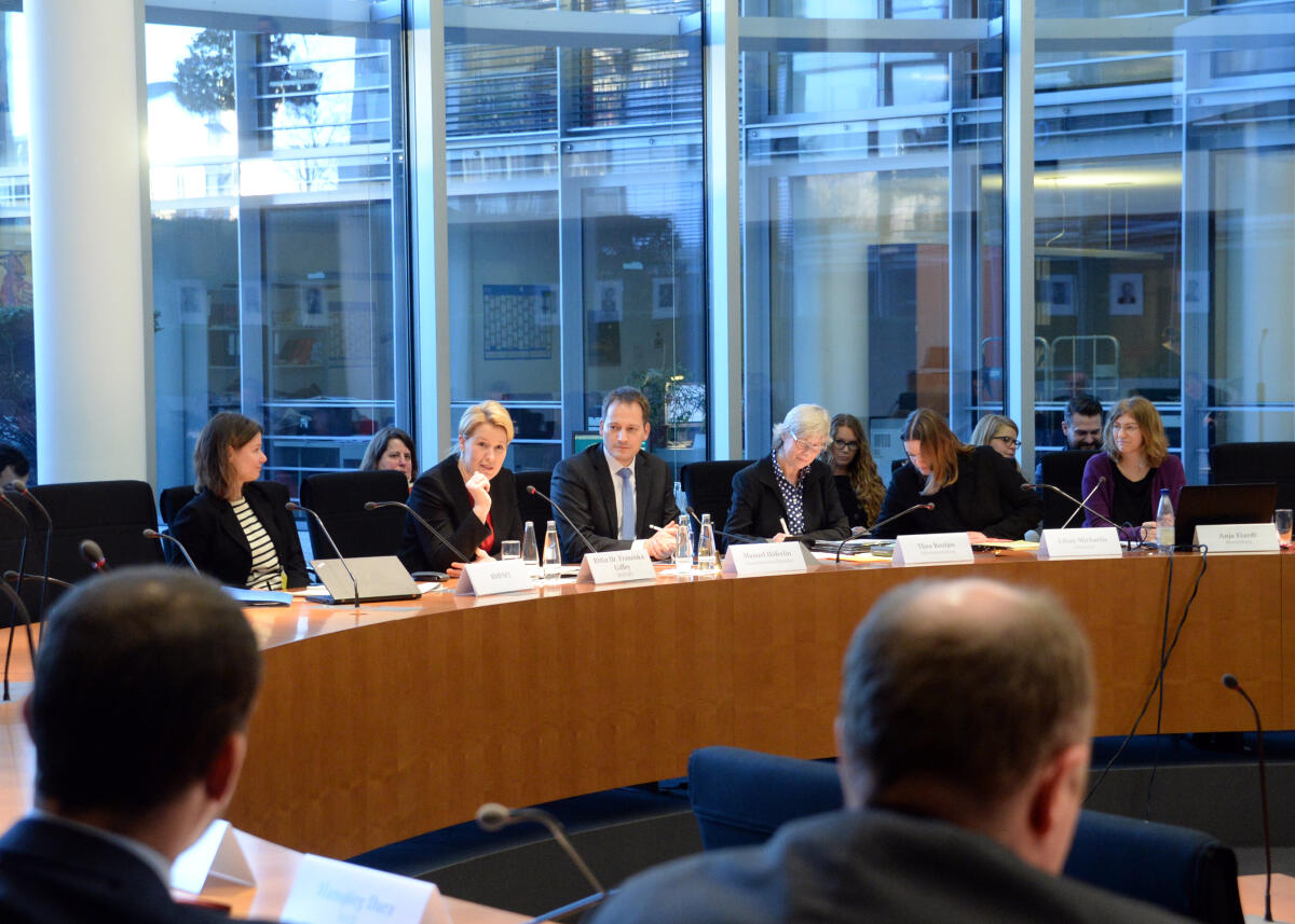 Manuel Höferlin, (3.v.li), FDP, leitet als Vorsitzender des Deutschen Bundestages Digitale Agenda, eine Ausschusssitzung, an der die Bundesministerin für Familie, Senioren, Frauen und Jugend, Dr. Franziska Giffey, (2.v.li), SPD, teilnimmt.; Übersicht. Höferlin, Manuel; Giffey, Franziska Manuel Höferlin, (3.v.li), FDP, leitet als Vorsitzender des Deutschen Bundestages Digitale Agenda, eine Ausschusssitzung, an der die Bundesministerin für Familie, Senioren, Frauen und Jugend, Dr. Franziska Giffey, (2.v.li), SPD, teilnimmt.; Übersicht.