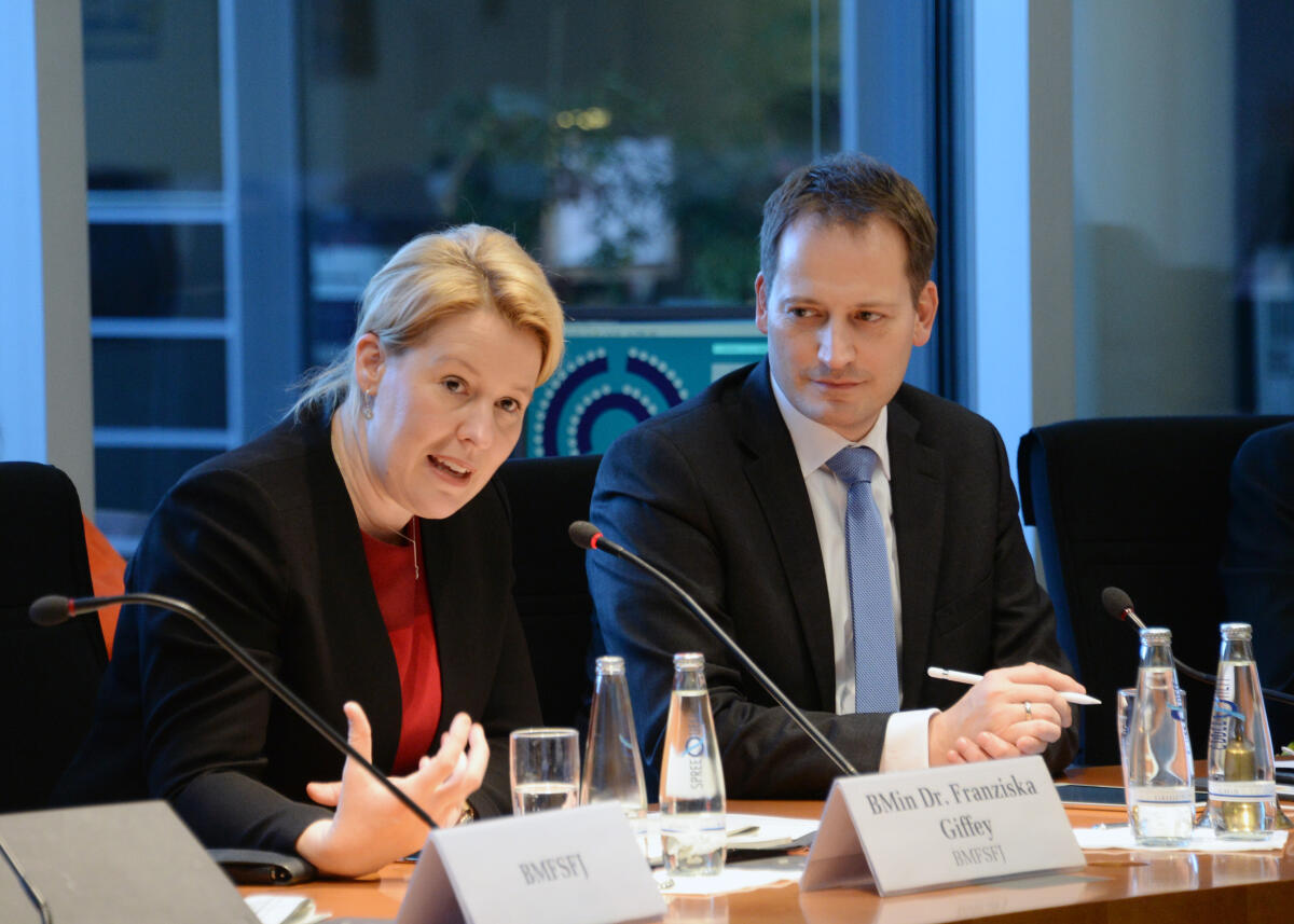 Manuel Höferlin, FDP, leitet als Vorsitzender des Deutschen Bundestages Digitale Agenda, eine Ausschusssitzung, an der die Bundesministerin für Familie, Senioren, Frauen und Jugend, Dr. Franziska Giffey, SPD, teilnimmt. Höferlin, Manuel; Giffey, Franziska Manuel Höferlin, FDP, leitet als Vorsitzender des Deutschen Bundestages Digitale Agenda, eine Ausschusssitzung, an der die Bundesministerin für Familie, Senioren, Frauen und Jugend, Dr. Franziska Giffey, SPD, teilnimmt.