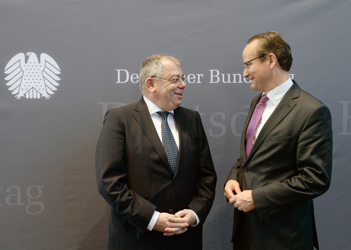 Gunther Krichbaum, (re), CDU/CSU, Vorsitzender des Ausschusses des Deutschen Bundestages für die Angelegenheiten der Europäischen Union, leitet die 50. Ausschusssitzung, an der der Präsident des Europäischen Rechnungshofes, Klaus-Heiner Lehne, (li), teilnimmt.; Begrüßung. Krichbaum, Gunther; Lehne, Klaus-Heiner Gunther Krichbaum, (re), CDU/CSU, Vorsitzender des Ausschusses des Deutschen Bundestages für die Angelegenheiten der Europäischen Union, leitet die 50. Ausschusssitzung, an der der Präsident des Europäischen Rechnungshofes, Klaus-Heiner Lehne, (li), teilnimmt.; Begrüßung.