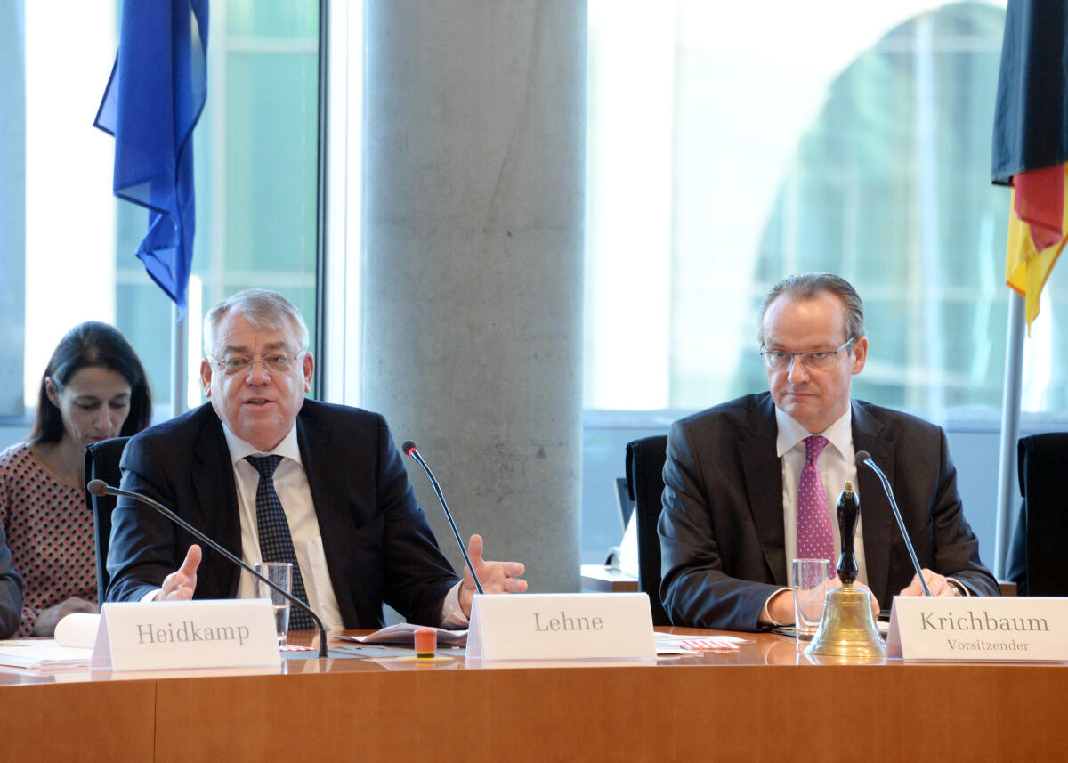 Gunther Krichbaum, (re), CDU/CSU, Vorsitzender des Ausschusses des Deutschen Bundestages für die Angelegenheiten der Europäischen Union, leitet die 50. Ausschusssitzung, an der der Präsident des Europäischen Rechnungshofes, Klaus-Heiner Lehne, (li), teilnimmt.; Sitzung. Krichbaum, Gunther; Lehne, Klaus-Heiner Gunther Krichbaum, (re), CDU/CSU, Vorsitzender des Ausschusses des Deutschen Bundestages für die Angelegenheiten der Europäischen Union, leitet die 50. Ausschusssitzung, an der der Präsident des Europäischen Rechnungshofes, Klaus-Heiner Lehne, (li), teilnimmt.; Sitzung.