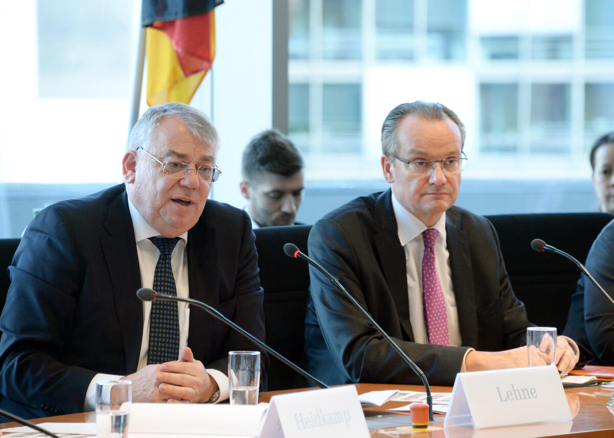 Gunther Krichbaum, (re), CDU/CSU, Vorsitzender des Ausschusses des Deutschen Bundestages für die Angelegenheiten der Europäischen Union, leitet die 50. Ausschusssitzung, an der der Präsident des Europäischen Rechnungshofes, Klaus-Heiner Lehne, (li), teilnimmt.; Sitzung. Krichbaum, Gunther; Lehne, Klaus-Heiner Gunther Krichbaum, (re), CDU/CSU, Vorsitzender des Ausschusses des Deutschen Bundestages für die Angelegenheiten der Europäischen Union, leitet die 50. Ausschusssitzung, an der der Präsident des Europäischen Rechnungshofes, Klaus-Heiner Lehne, (li), teilnimmt.; Sitzung.