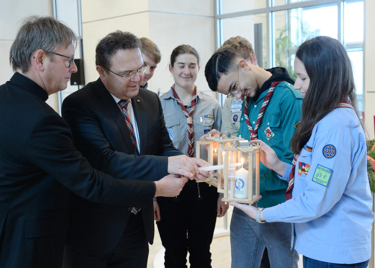 Bundestagsvizepräsident Dr. Hans-Peter Friedrich, (2.v.li), CDU/CSU, nimmt im Beisein von Prälat Dr. Karl Jüsten (li) das Friedenslicht aus Betlehem vom Ring deutscher Pfadfinderinnen- und Pfadfinderverbände e. V. entgegen. Die feierliche Übergabe erfolgt durch eine Delegation junger Pfadfinderinnen und Pfadfinder. Friedrich, Hans-Peter; Jüsten, Karl Bundestagsvizepräsident Dr. Hans-Peter Friedrich, (2.v.li), CDU/CSU, nimmt im Beisein von Prälat Dr. Karl Jüsten (li) das Friedenslicht aus Betlehem vom Ring deutscher Pfadfinderinnen- und Pfadfinderverbände e. V. entgegen. Die feierliche Übergabe erfolgt durch eine Delegation junger Pfadfinderinnen und Pfadfinder.