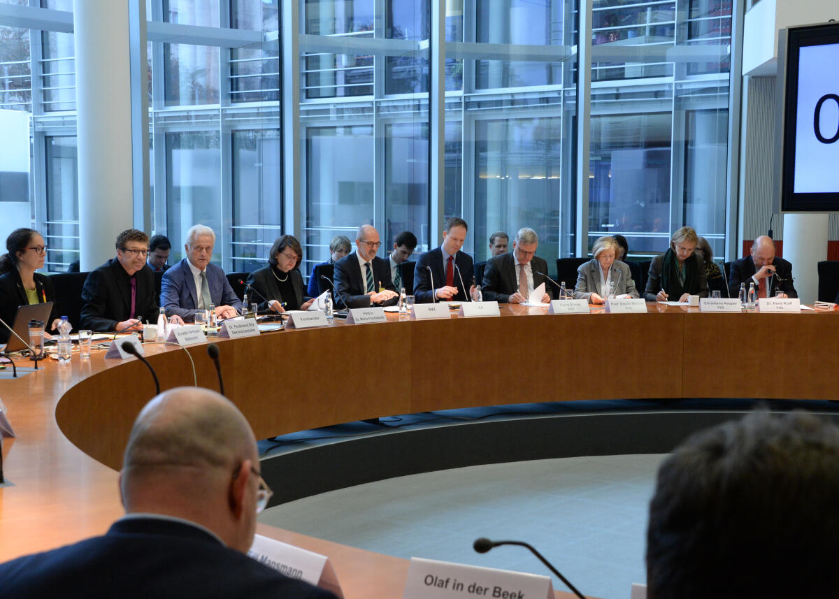 Vertreter der politischen Stiftungen in Deutschland sind zu Gast beim Ausschuss des Deutschen Bundestages für wirtschaftliche Zusammenarbeit und Entwicklung. Dr. Peter Ramsauer, (3.v.li), CDU/CSU, Vorsitzender des Ausschusses, leitet die Sitzung und das Gespräch.; Übersicht. Ramsauer, Peter Vertreter der politischen Stiftungen in Deutschland sind zu Gast beim Ausschuss des Deutschen Bundestages für wirtschaftliche Zusammenarbeit und Entwicklung. Dr. Peter Ramsauer, (3.v.li), CDU/CSU, Vorsitzender des Ausschusses, leitet die Sitzung und das Gespräch.; Übersicht.