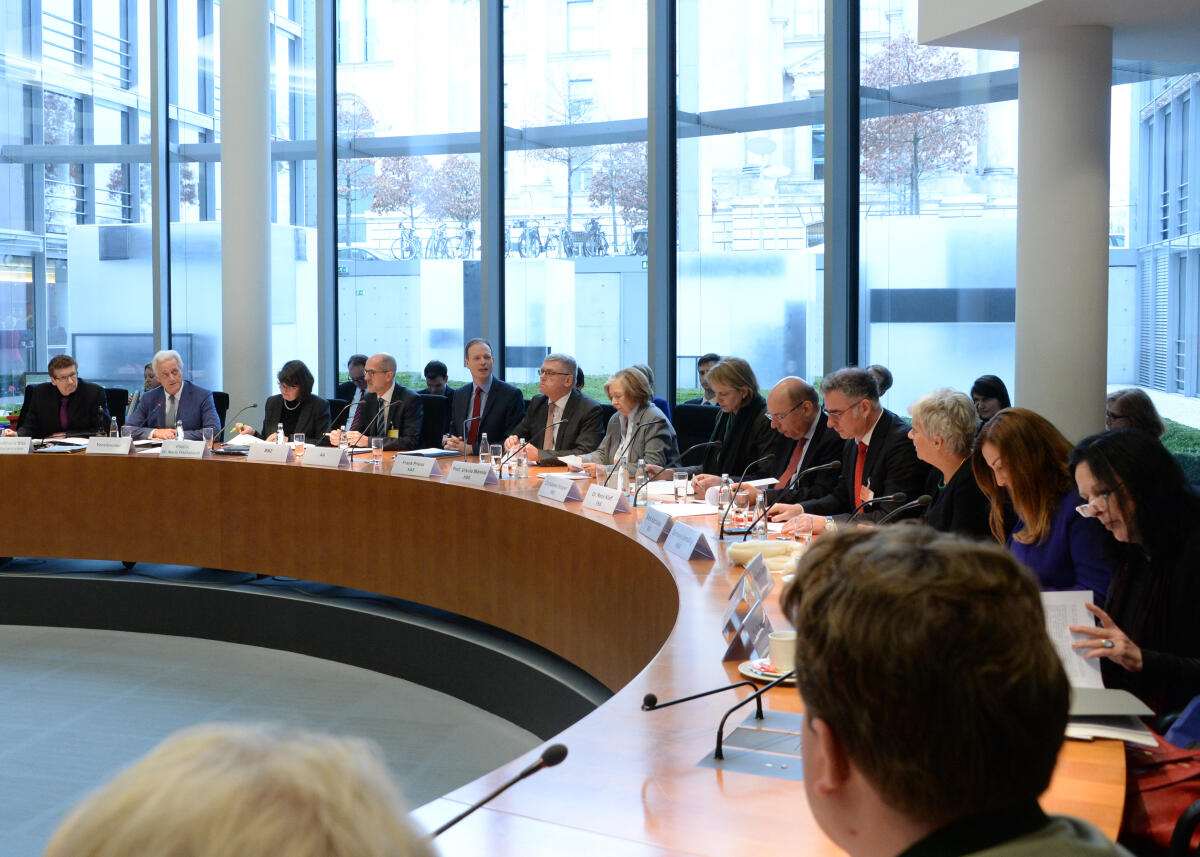 Vertreter der politischen Stiftungen in Deutschland sind zu Gast beim Ausschuss des Deutschen Bundestages für wirtschaftliche Zusammenarbeit und Entwicklung. Dr. Peter Ramsauer, (2.v.li), CDU/CSU, Vorsitzender des Ausschusses, leitet die Sitzung und das Gespräch.; Übersicht. Ramsauer, Peter Vertreter der politischen Stiftungen in Deutschland sind zu Gast beim Ausschuss des Deutschen Bundestages für wirtschaftliche Zusammenarbeit und Entwicklung. Dr. Peter Ramsauer, (2.v.li), CDU/CSU, Vorsitzender des Ausschusses, leitet die Sitzung und das Gespräch.; Übersicht.