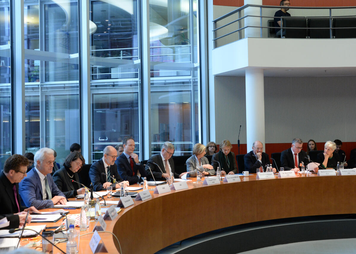 Vertreter der politischen Stiftungen in Deutschland sind zu Gast beim Ausschuss des Deutschen Bundestages für wirtschaftliche Zusammenarbeit und Entwicklung. Dr. Peter Ramsauer, (2.v.li), CDU/CSU, Vorsitzender des Ausschusses, leitet die Sitzung und das Gespräch.; Übersicht. Ramsauer, Peter Vertreter der politischen Stiftungen in Deutschland sind zu Gast beim Ausschuss des Deutschen Bundestages für wirtschaftliche Zusammenarbeit und Entwicklung. Dr. Peter Ramsauer, (2.v.li), CDU/CSU, Vorsitzender des Ausschusses, leitet die Sitzung und das Gespräch.; Übersicht.