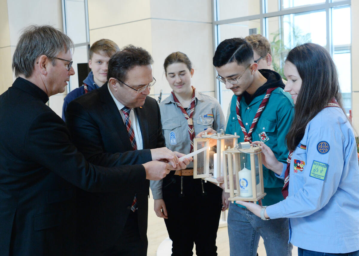 Bundestagsvizepräsident Dr. Hans-Peter Friedrich, (2.v.li), CDU/CSU, nimmt im Beisein von Prälat Dr. Karl Jüsten (li) das Friedenslicht aus Betlehem vom Ring deutscher Pfadfinderinnen- und Pfadfinderverbände e. V. entgegen. Die feierliche Übergabe erfolgt durch eine Delegation junger Pfadfinderinnen und Pfadfinder. Friedrich, Hans-Peter; Jüsten, Karl Bundestagsvizepräsident Dr. Hans-Peter Friedrich, (2.v.li), CDU/CSU, nimmt im Beisein von Prälat Dr. Karl Jüsten (li) das Friedenslicht aus Betlehem vom Ring deutscher Pfadfinderinnen- und Pfadfinderverbände e. V. entgegen. Die feierliche Übergabe erfolgt durch eine Delegation junger Pfadfinderinnen und Pfadfinder.